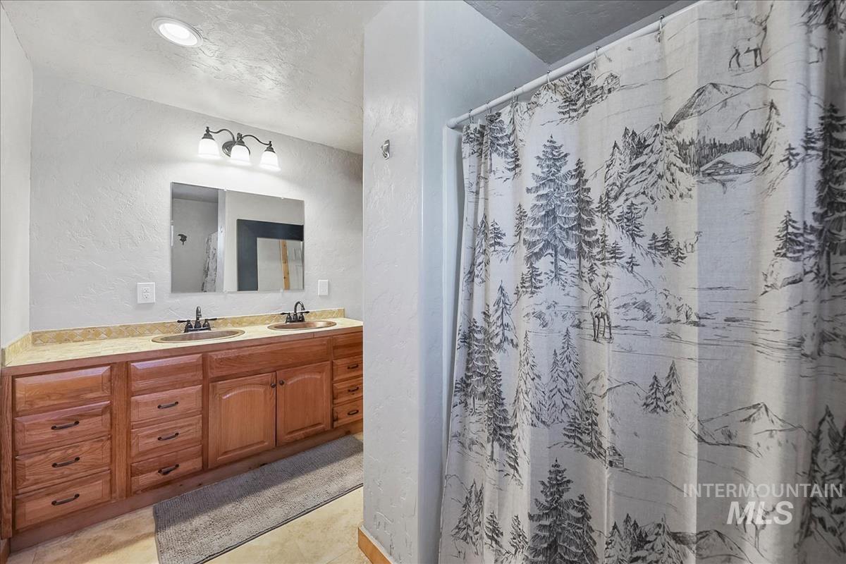 124 Mores Creek Dr, Idaho City, Idaho 83631, 3 Bedrooms, 2.5 Bathrooms, Residential For Sale, Price $469,900,MLS 98999634
