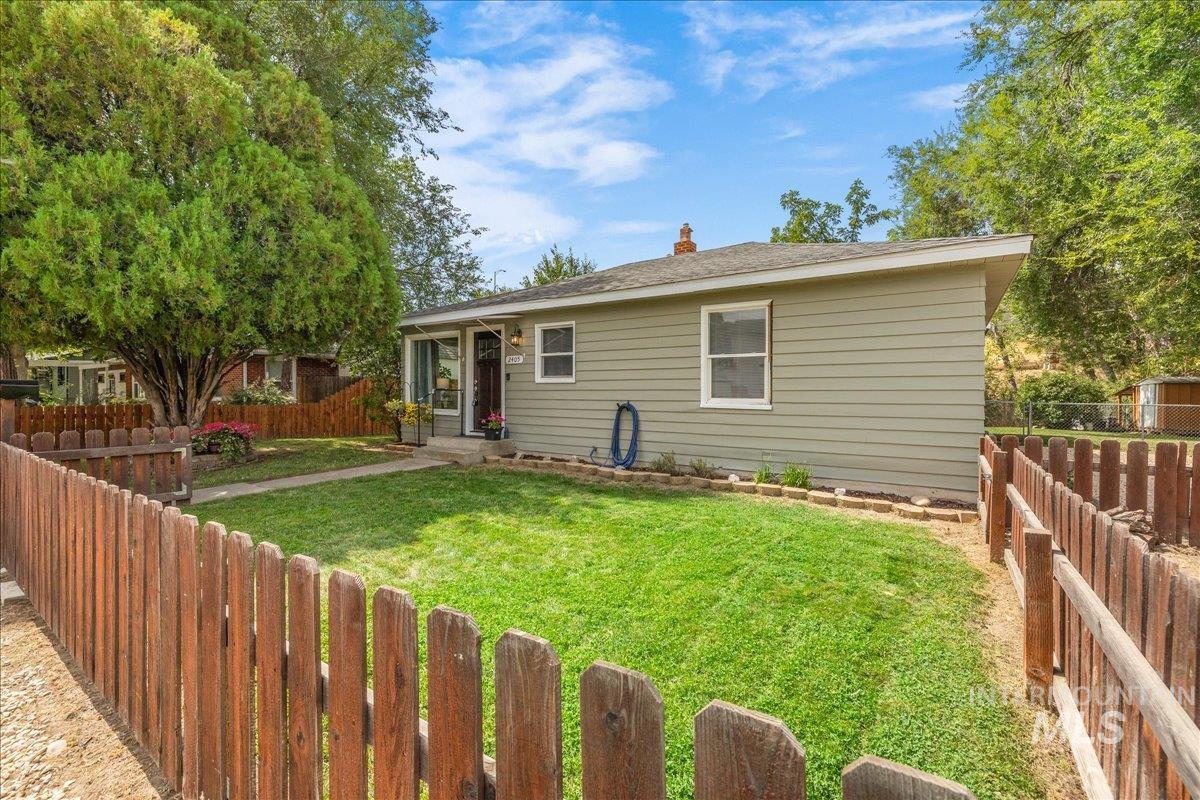 2405 S Scarlet St., Boise, Idaho 83706, 4 Bedrooms, 2.5 Bathrooms, Residential For Sale, Price $560,000, 98999655