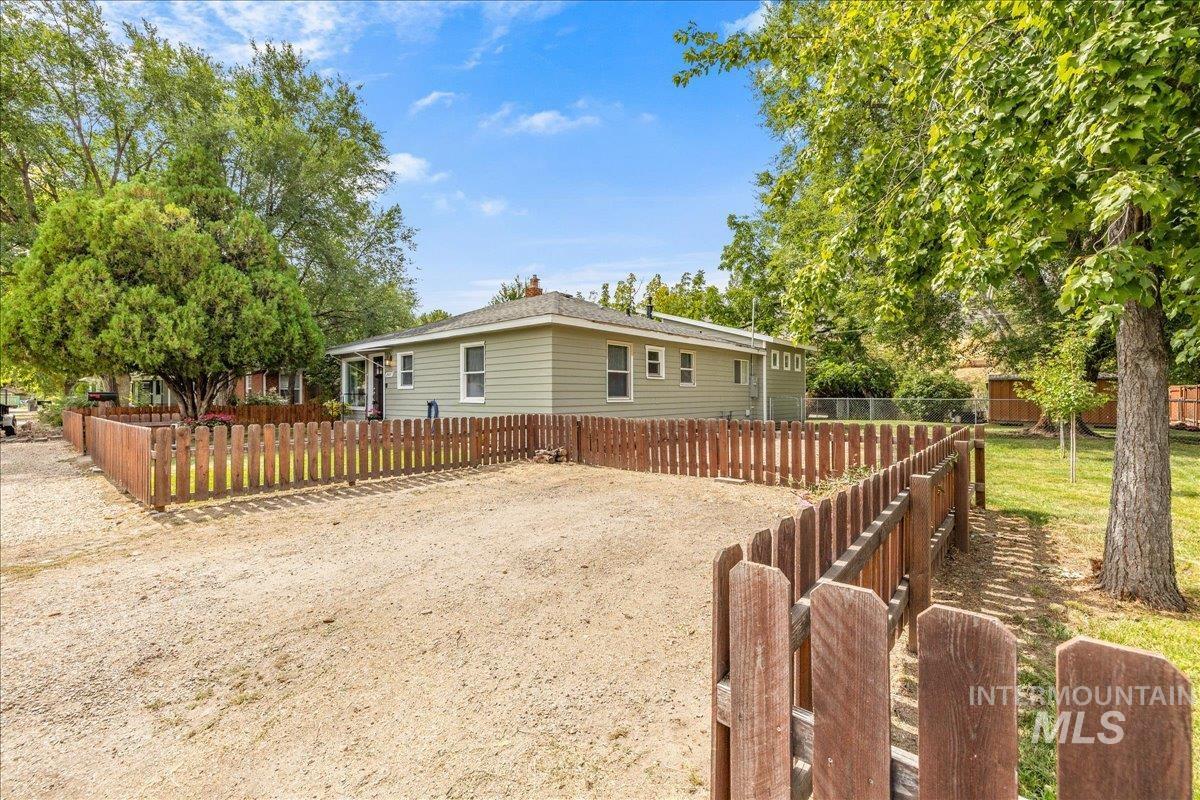 2405 S Scarlet St., Boise, Idaho 83706, 4 Bedrooms, 2.5 Bathrooms, Residential For Sale, Price $560,000, 98999655