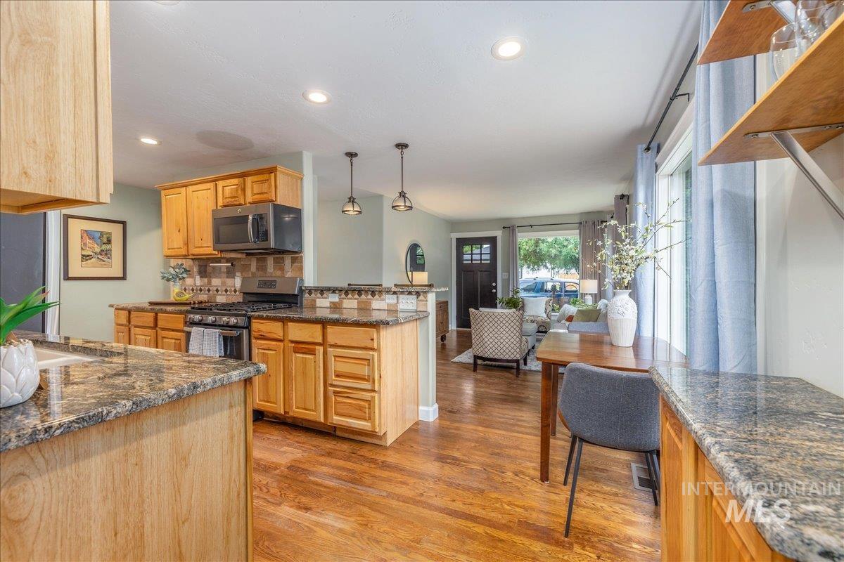 2405 S Scarlet St., Boise, Idaho 83706, 4 Bedrooms, 2.5 Bathrooms, Residential For Sale, Price $560,000, 98999655