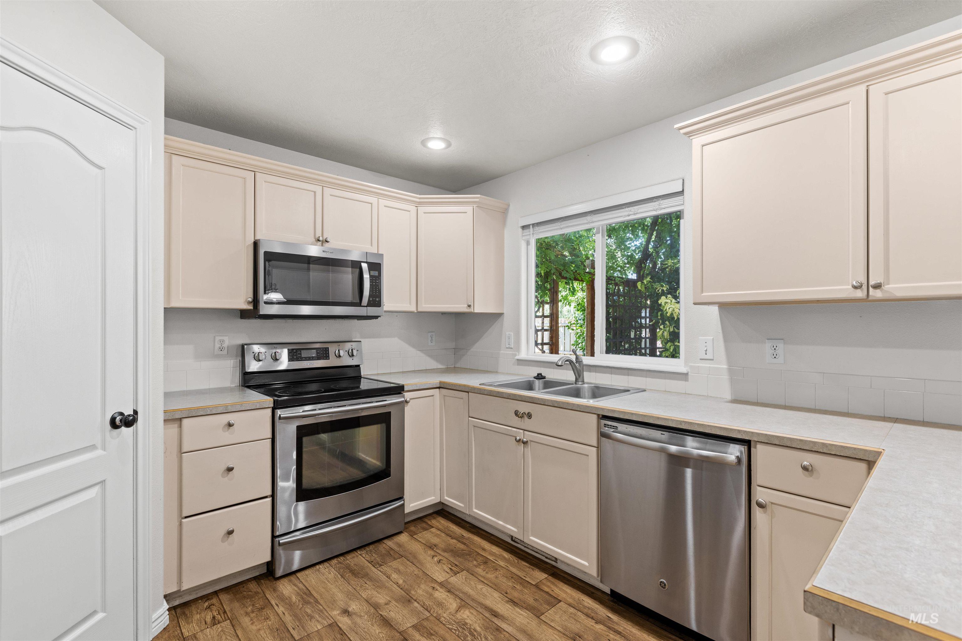 2380 W Baystone Dr, Meridian, Idaho 83646, 3 Bedrooms, 2.5 Bathrooms, Residential For Sale, Price $449,900,MLS 98999671