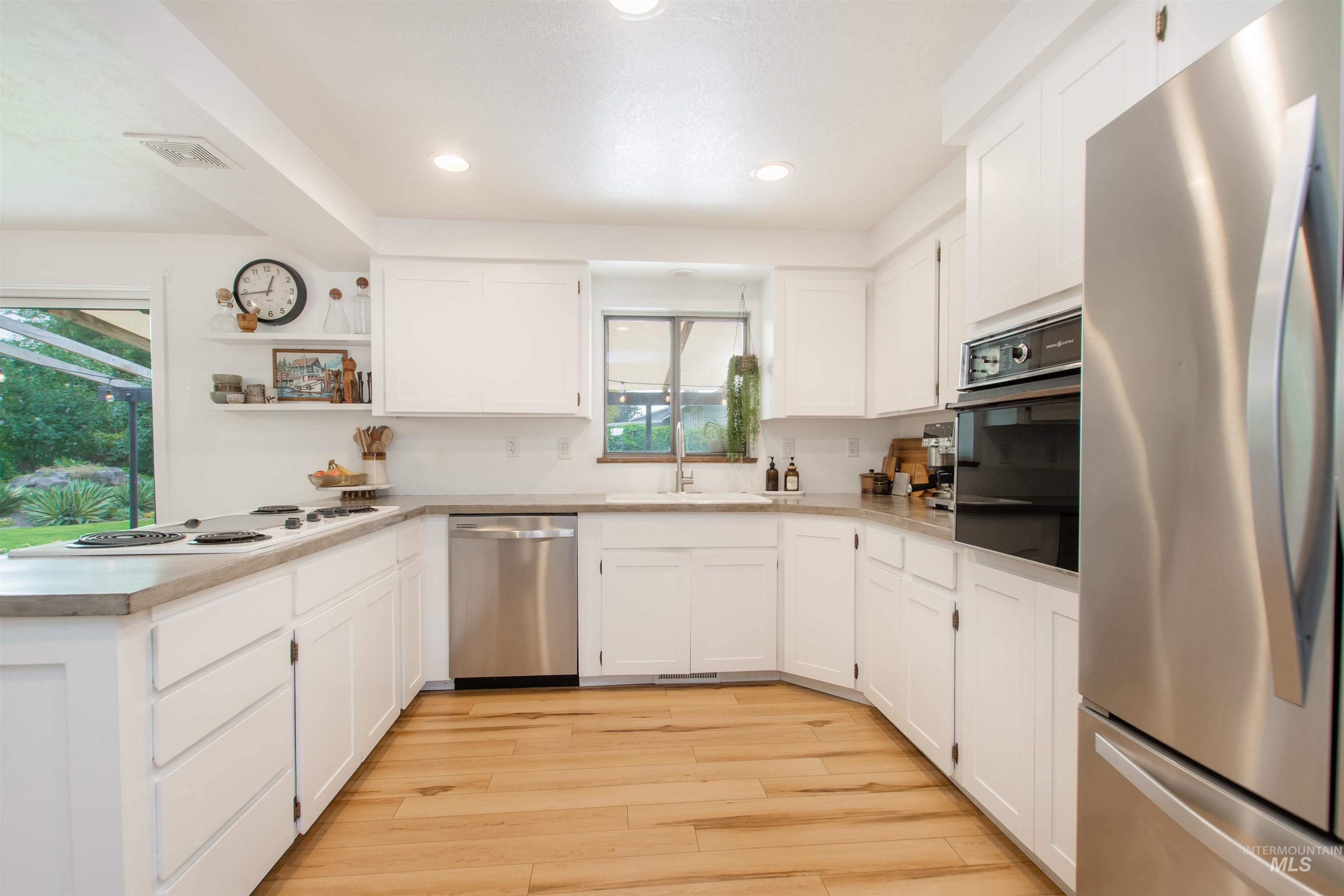 401 Fletcher Drive, Nampa, Idaho 83686, 3 Bedrooms, 2.5 Bathrooms, Residential For Sale, Price $535,000, 98999681