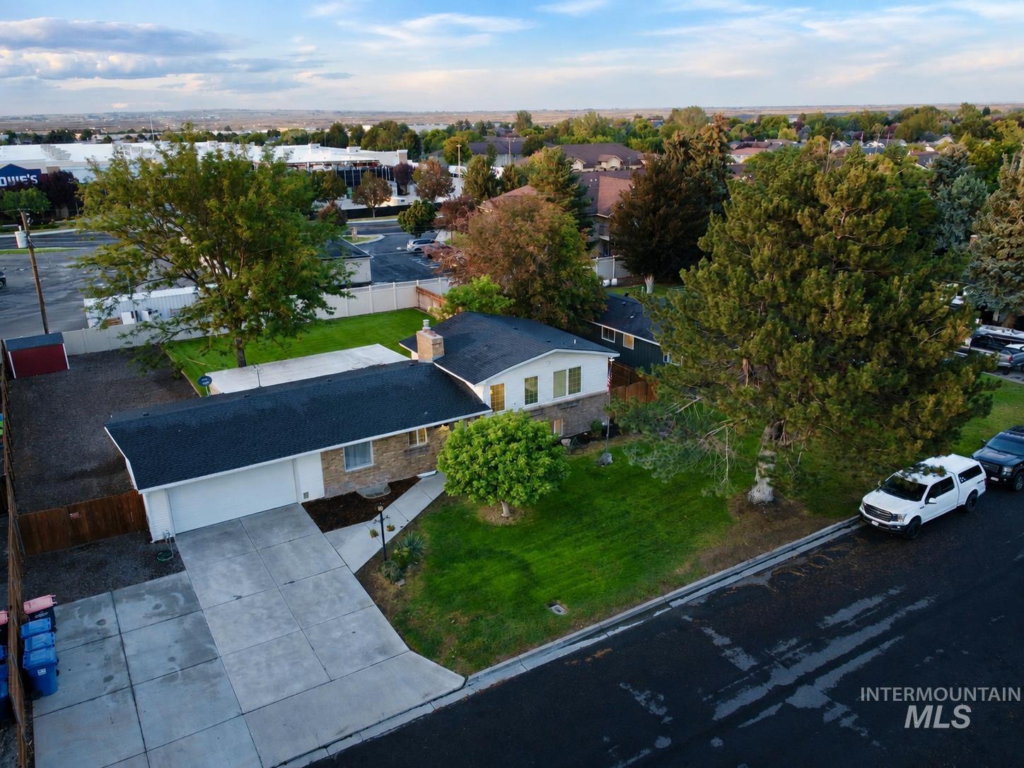 1249 Evergreen Dr., Twin Falls, Idaho 83301, 7 Bedrooms, 3 Bathrooms, Residential For Sale, Price $449,000, 98999692