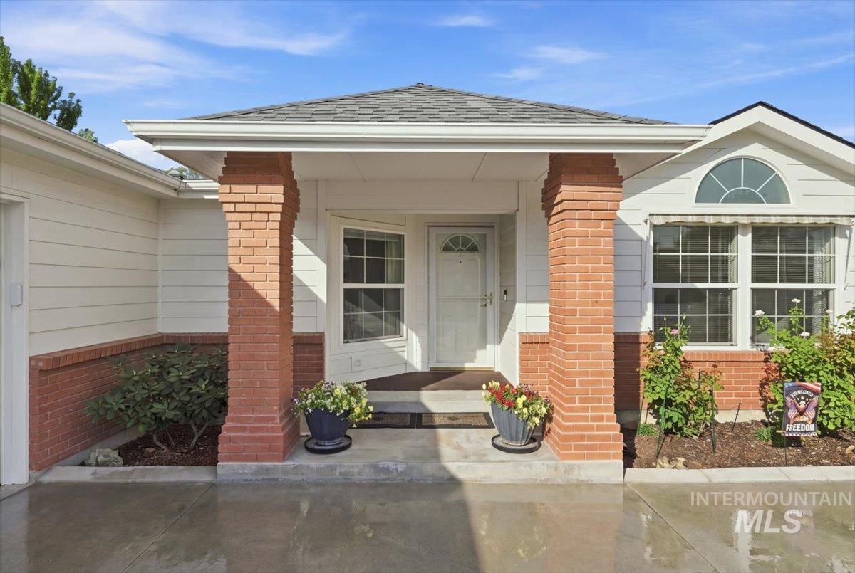 421 S Curtis RD, Boise, Idaho 83705, 4 Bedrooms, 2 Bathrooms, Residential For Sale, Price $320,000, 98999698