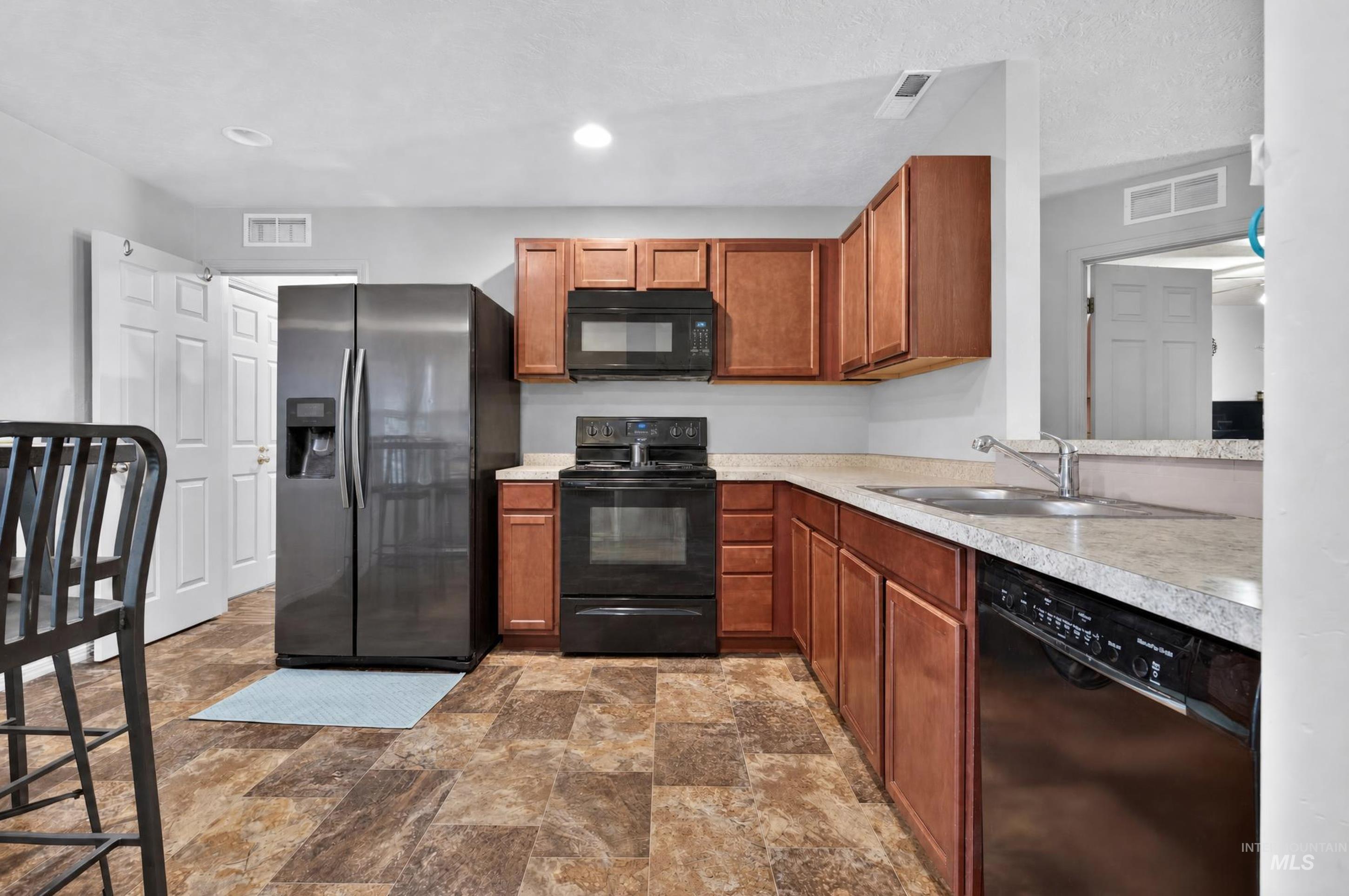 877 E Shady Ridge Dr, Kuna, Idaho 83634, 3 Bedrooms, 2 Bathrooms, Residential For Sale, Price $379,900, 98999704