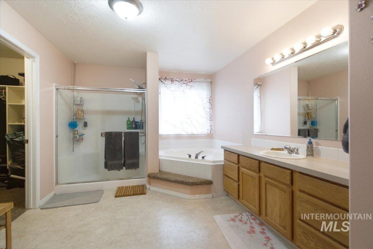 1975 W Ridge Pointe Ave, Nampa, Idaho 83651, 4 Bedrooms, 2.5 Bathrooms, Residential For Sale, Price $450,000, 98999710