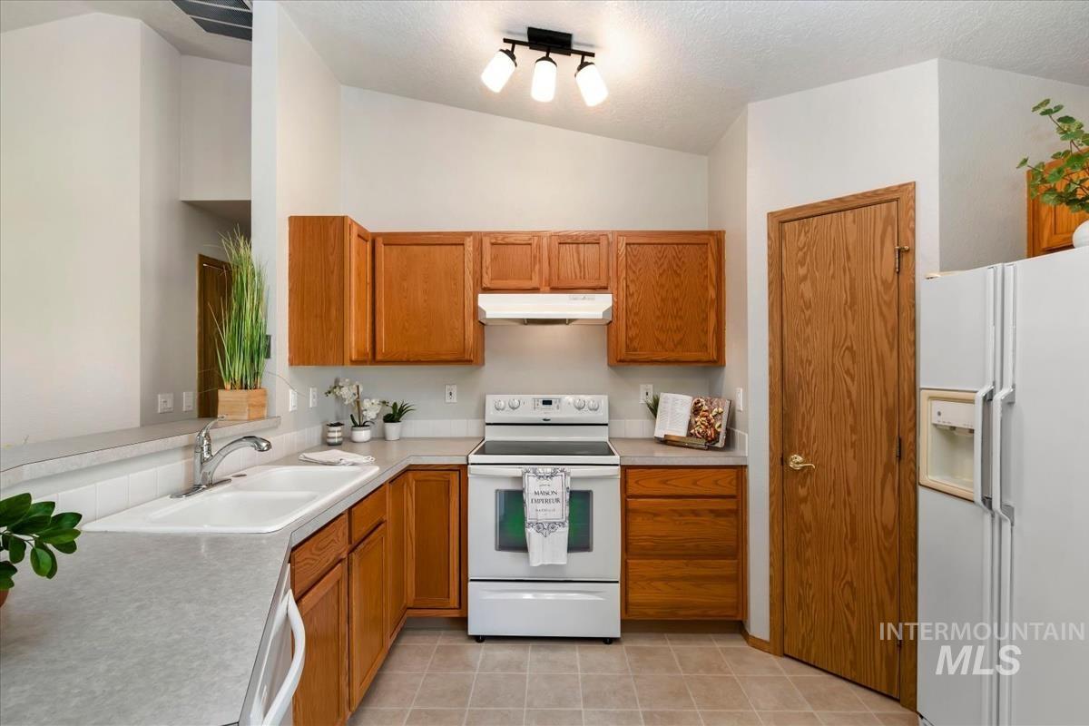 1805 S 26th St, Nampa, Idaho 83686, 3 Bedrooms, 2 Bathrooms, Residential For Sale, Price $345,000,MLS 98999728
