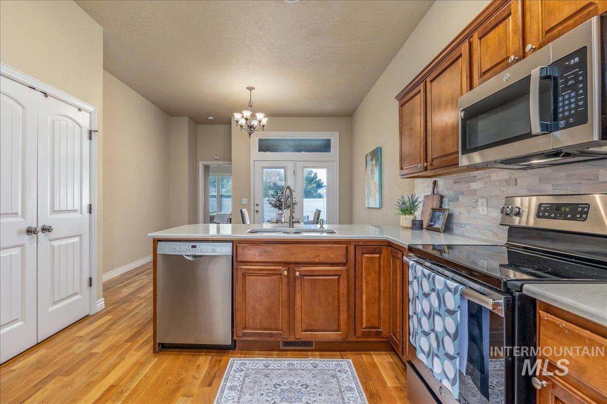 7623 N Sunglow Ave, Boise, Idaho 83714, 3 Bedrooms, 2 Bathrooms, Residential For Sale, Price $499,900,MLS 98999750