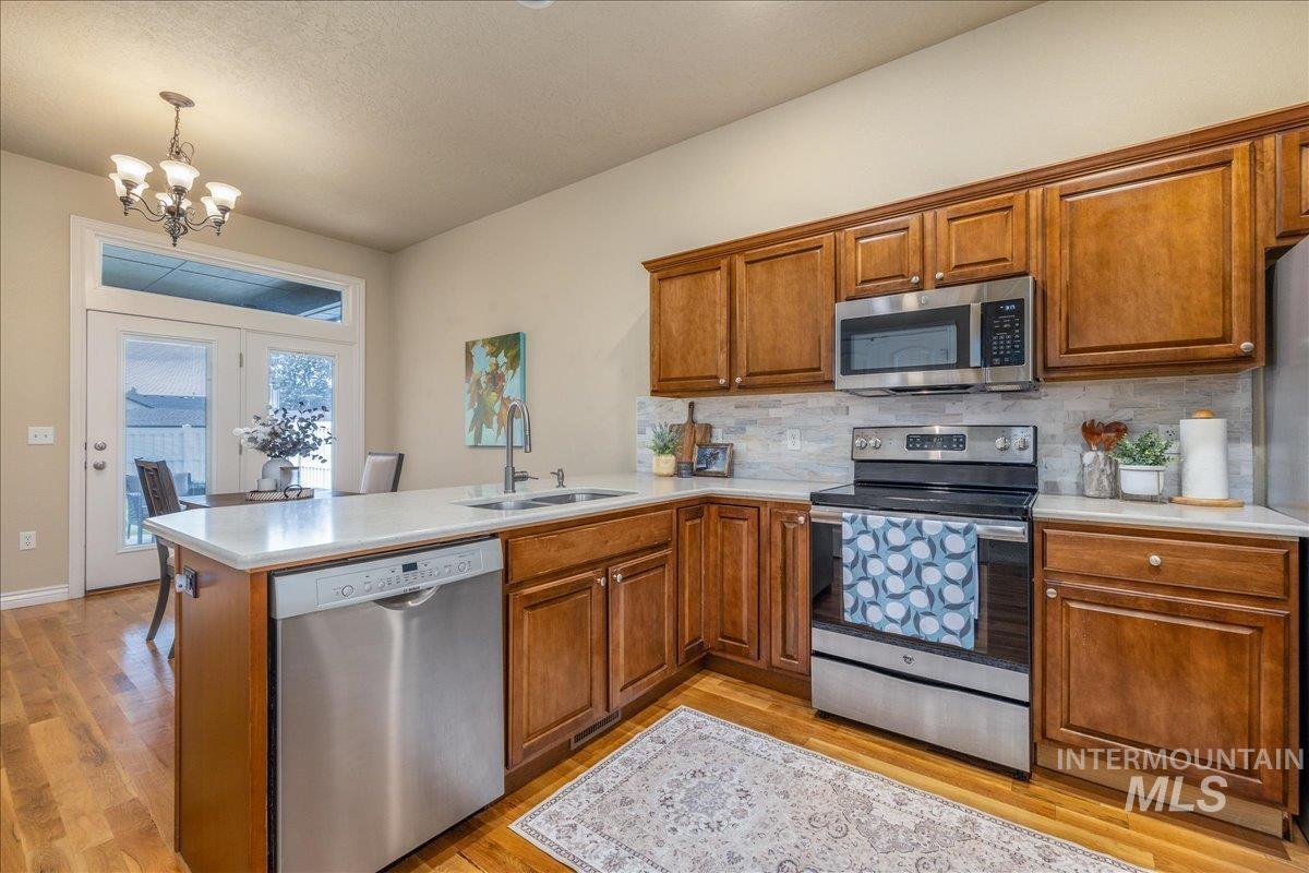 7623 N Sunglow Ave, Boise, Idaho 83714, 3 Bedrooms, 2 Bathrooms, Residential For Sale, Price $499,900,MLS 98999750