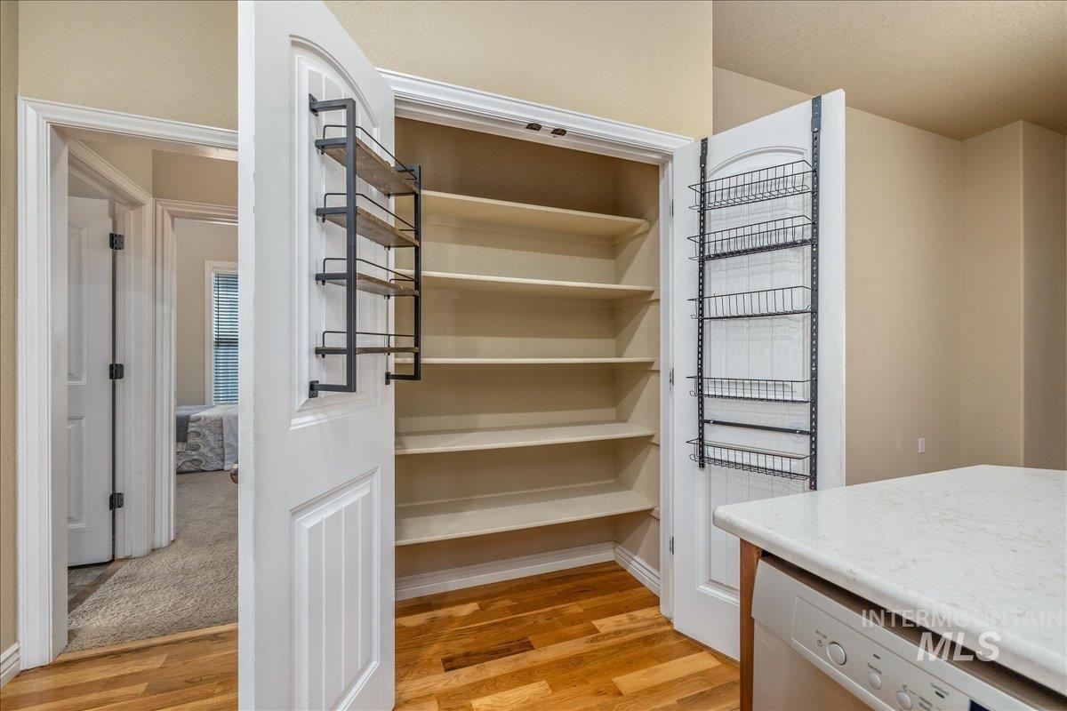 7623 N Sunglow Ave, Boise, Idaho 83714, 3 Bedrooms, 2 Bathrooms, Residential For Sale, Price $499,900,MLS 98999750