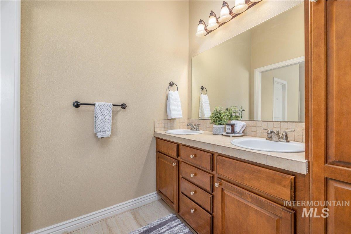 7623 N Sunglow Ave, Boise, Idaho 83714, 3 Bedrooms, 2 Bathrooms, Residential For Sale, Price $499,900,MLS 98999750