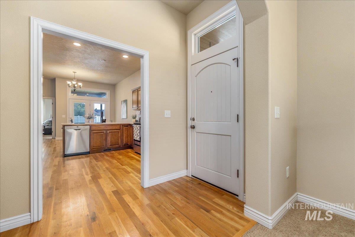 7623 N Sunglow Ave, Boise, Idaho 83714, 3 Bedrooms, 2 Bathrooms, Residential For Sale, Price $499,900,MLS 98999750