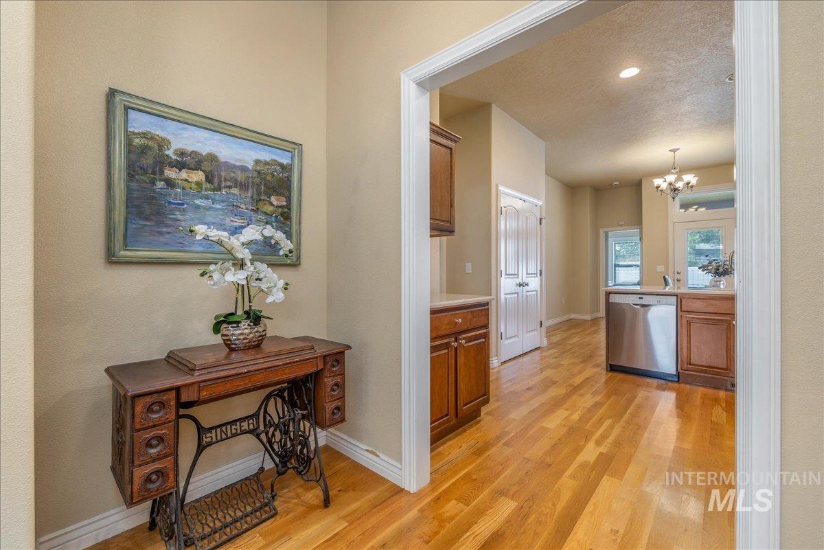 7623 N Sunglow Ave, Boise, Idaho 83714, 3 Bedrooms, 2 Bathrooms, Residential For Sale, Price $499,900,MLS 98999750