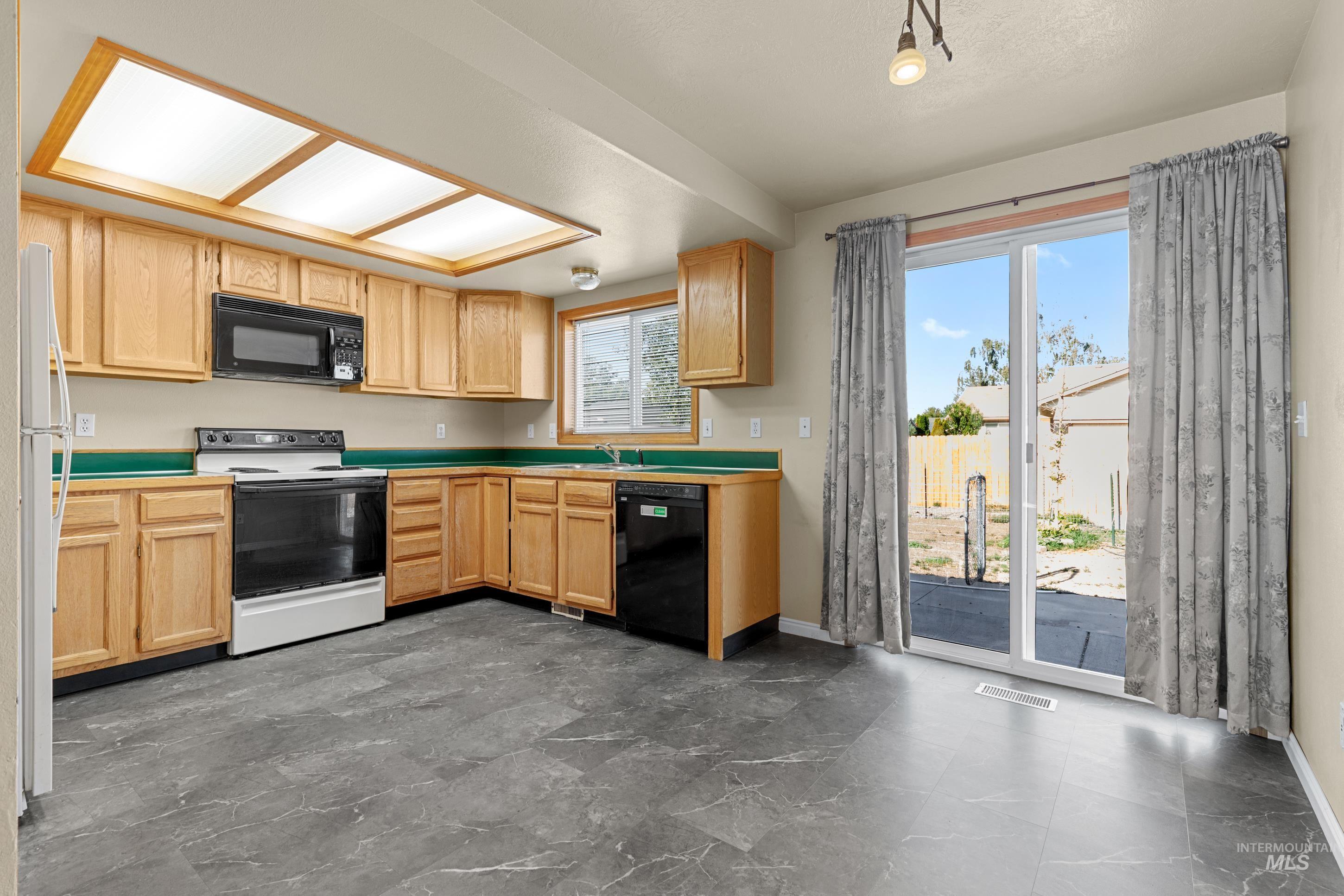 1385 Rosewood St, Mountain Home, Idaho 83647, 4 Bedrooms, 2 Bathrooms, Residential For Sale, Price $339,999,MLS 98999755
