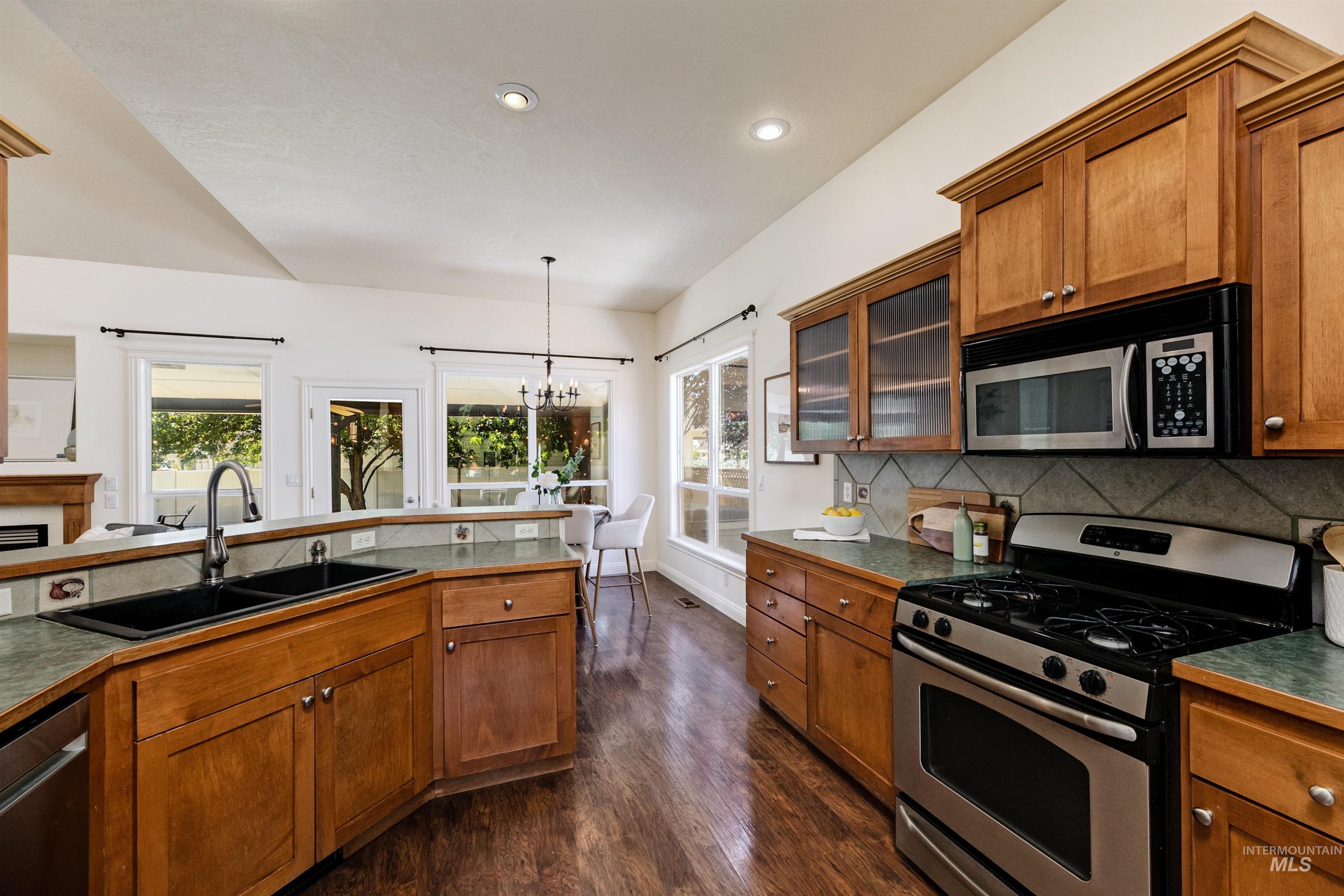 1075 N Falling Water Way, Eagle, Idaho 83616, 4 Bedrooms, 3 Bathrooms, Residential For Sale, Price $669,000,MLS 98999771