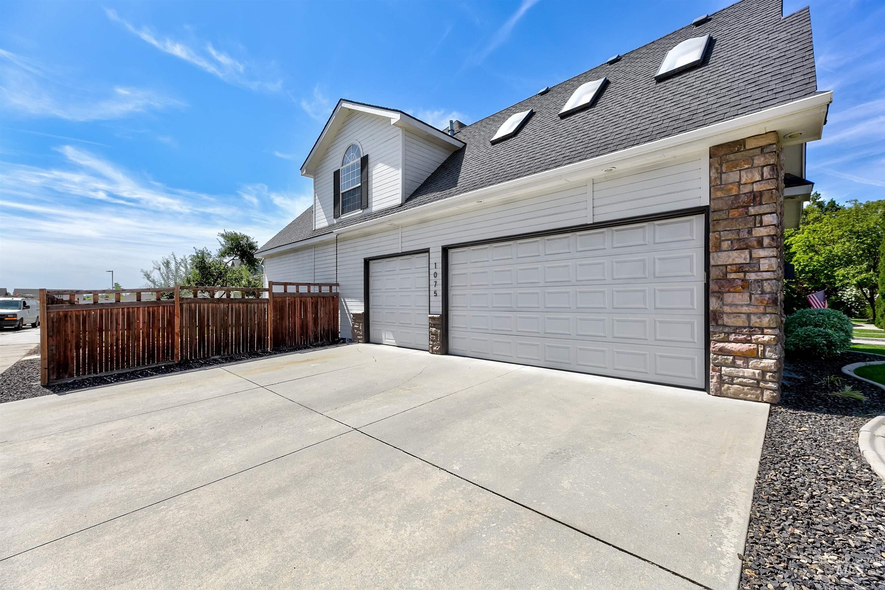 1075 N Falling Water Way, Eagle, Idaho 83616, 4 Bedrooms, 3 Bathrooms, Residential For Sale, Price $669,000,MLS 98999771