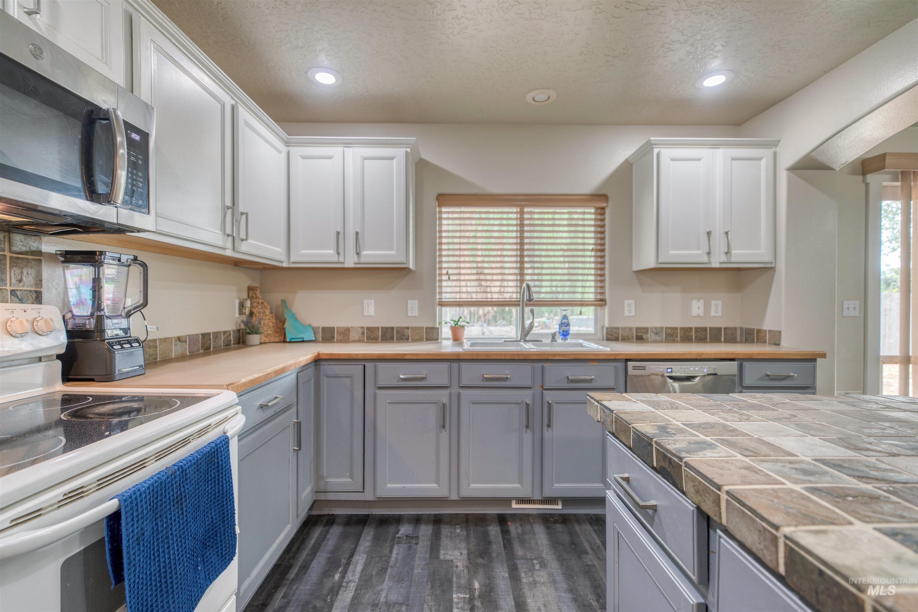 5950 S Harrington Way, Boise, Idaho 83709, 4 Bedrooms, 2.5 Bathrooms, Residential For Sale, Price $475,000,MLS 98999783