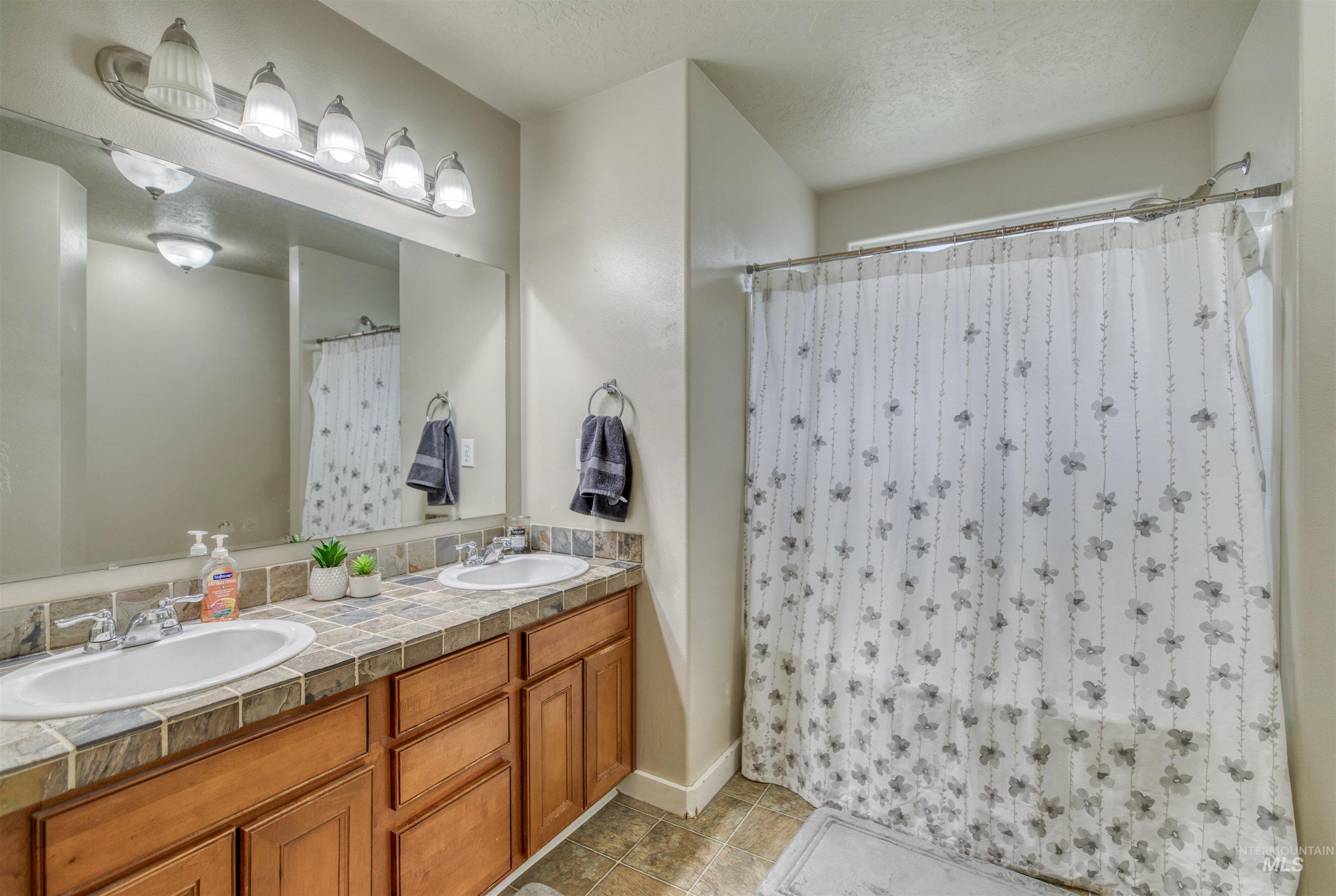 5950 S Harrington Way, Boise, Idaho 83709, 4 Bedrooms, 2.5 Bathrooms, Residential For Sale, Price $475,000,MLS 98999783