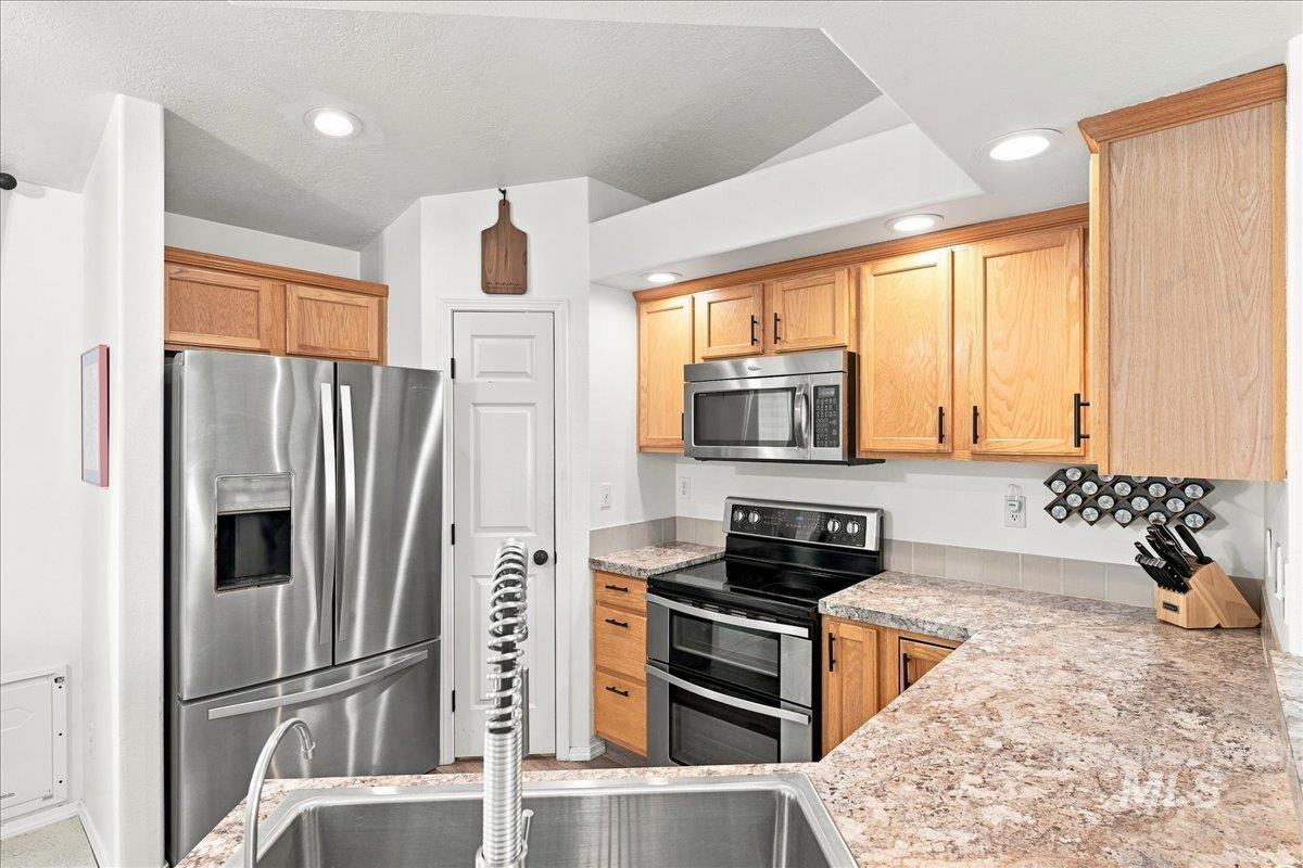 631 N Moonglow Ave, Kuna, Idaho 83634, 4 Bedrooms, 2 Bathrooms, Residential For Sale, Price $395,000,MLS 98999784