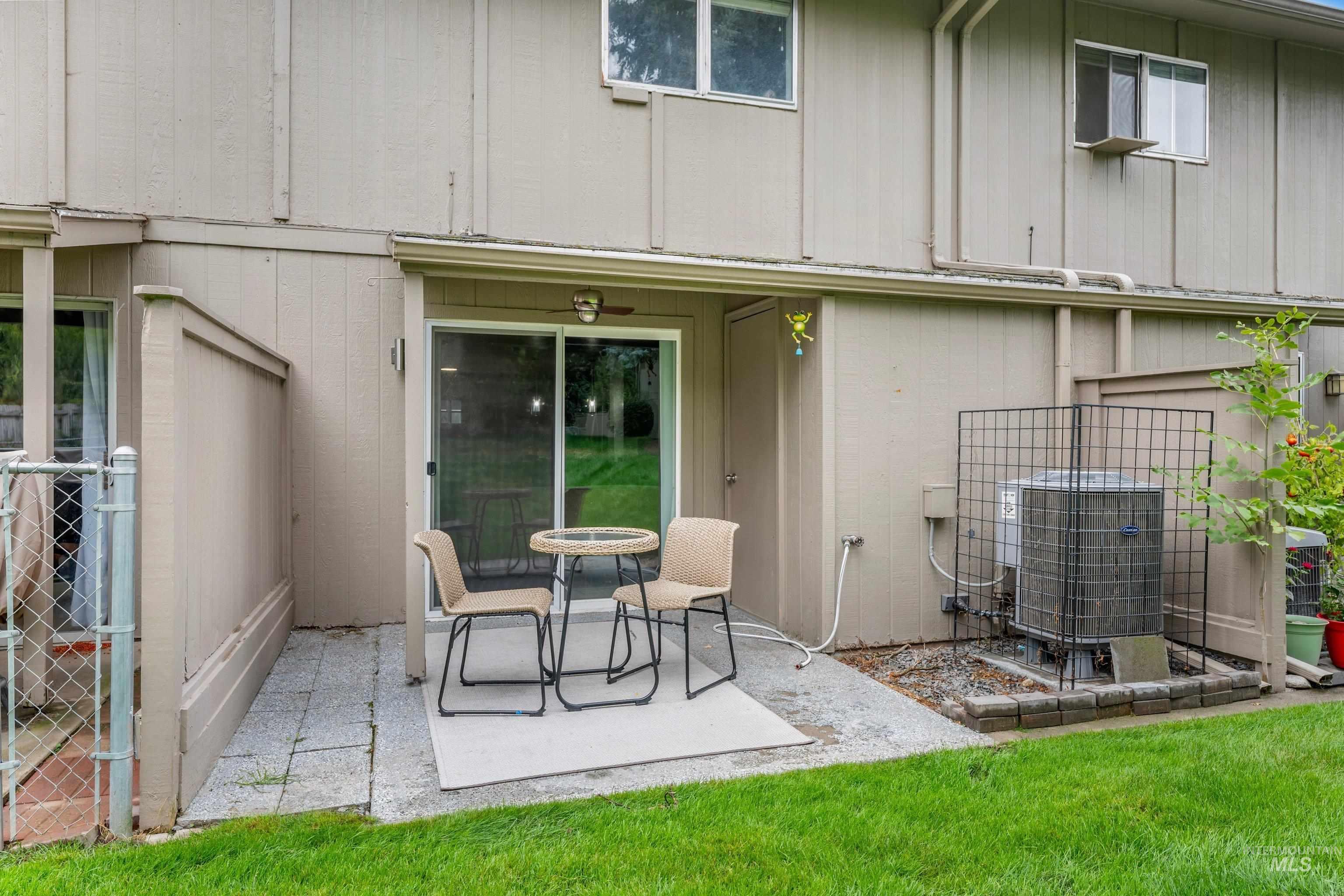 284 N Eagle Glen Ln, Eagle, Idaho 83616, 2 Bedrooms, 1.5 Bathrooms, Residential For Sale, Price $329,900,MLS 98999794