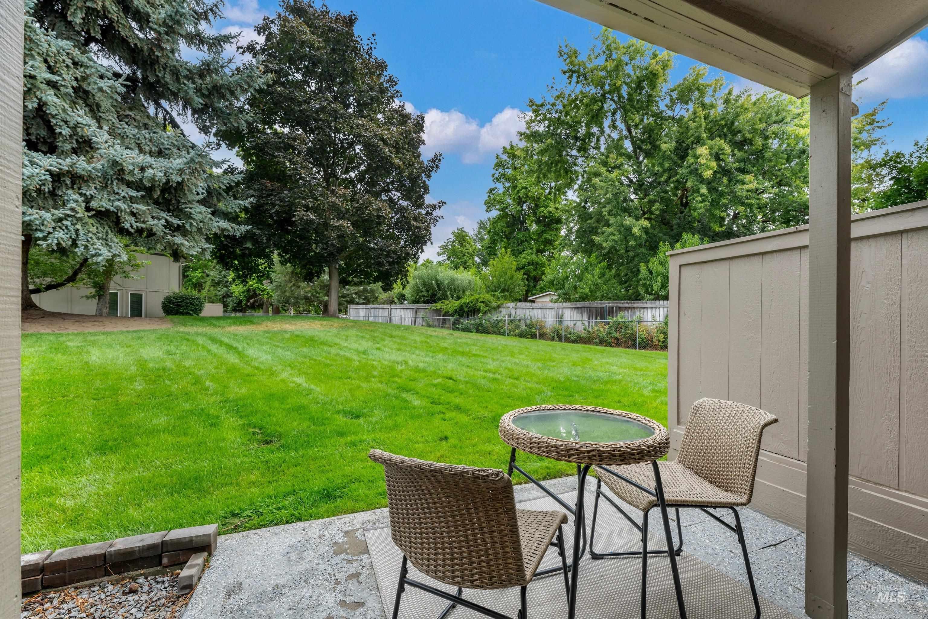 284 N Eagle Glen Ln, Eagle, Idaho 83616, 2 Bedrooms, 1.5 Bathrooms, Residential For Sale, Price $329,900,MLS 98999794