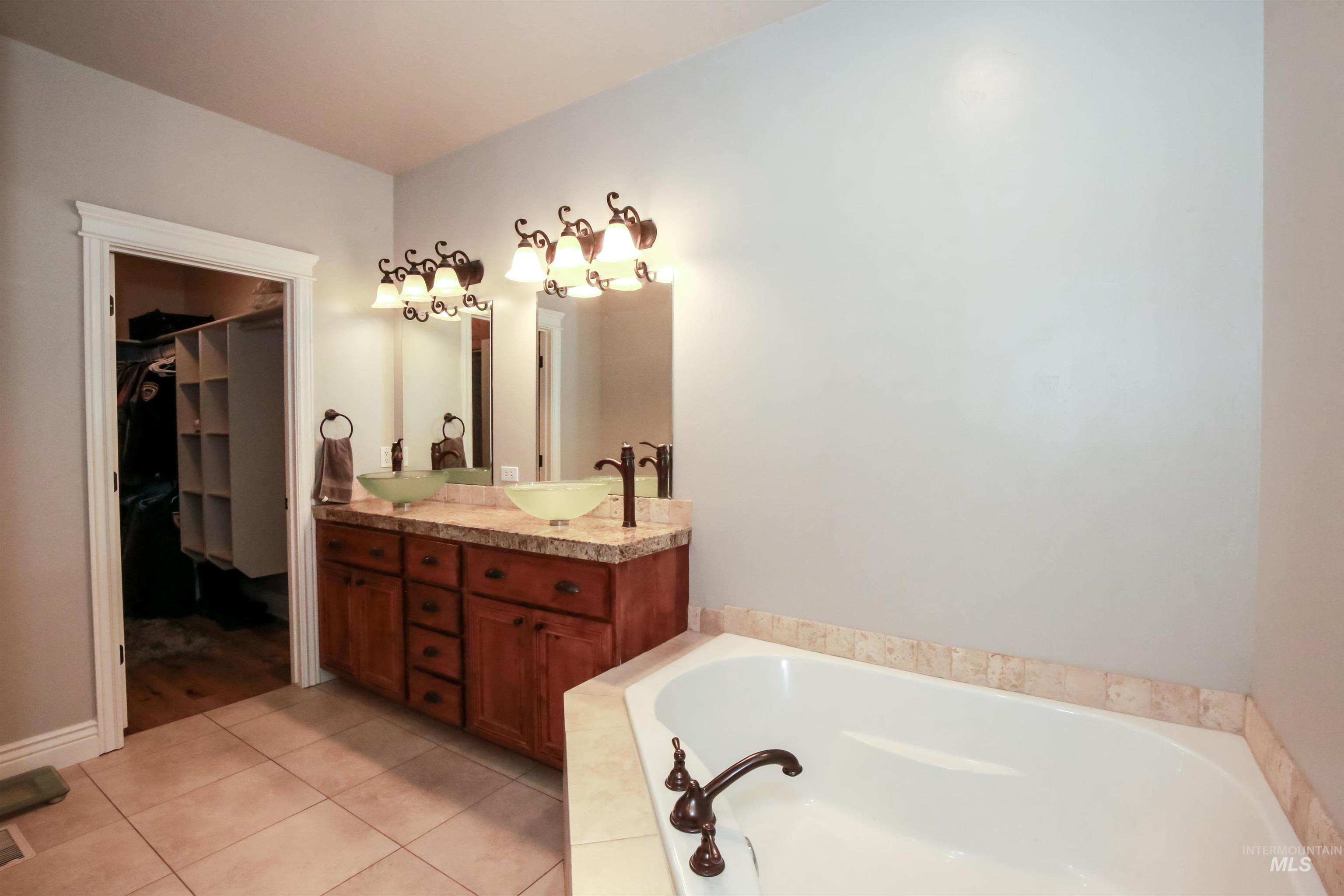 740 Syringa Springs Drive, Fruitland, Idaho 83619, 5 Bedrooms, 2.5 Bathrooms, Residential For Sale, Price $615,000,MLS 98999798