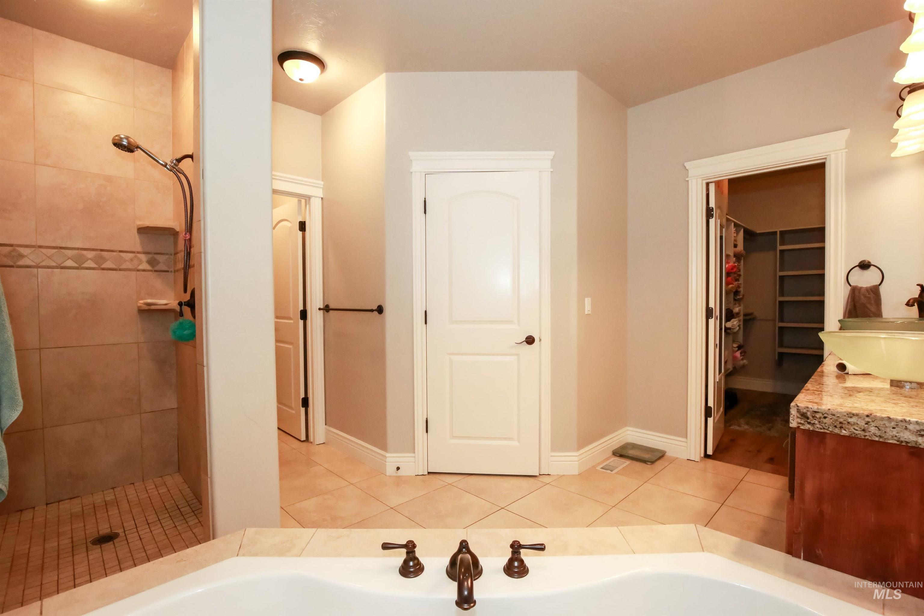 740 Syringa Springs Drive, Fruitland, Idaho 83619, 5 Bedrooms, 2.5 Bathrooms, Residential For Sale, Price $615,000,MLS 98999798