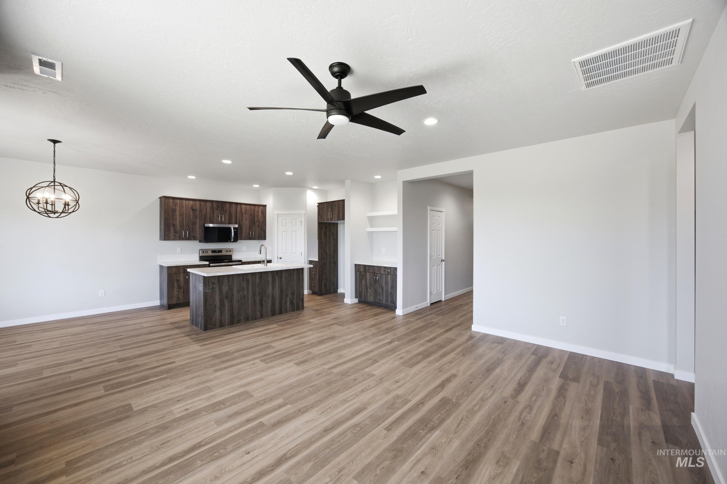 1825 Gyrfalcon St, Middleton, Idaho 83644, 3 Bedrooms, 2 Bathrooms, Residential For Sale, Price $449,990,MLS 98999800