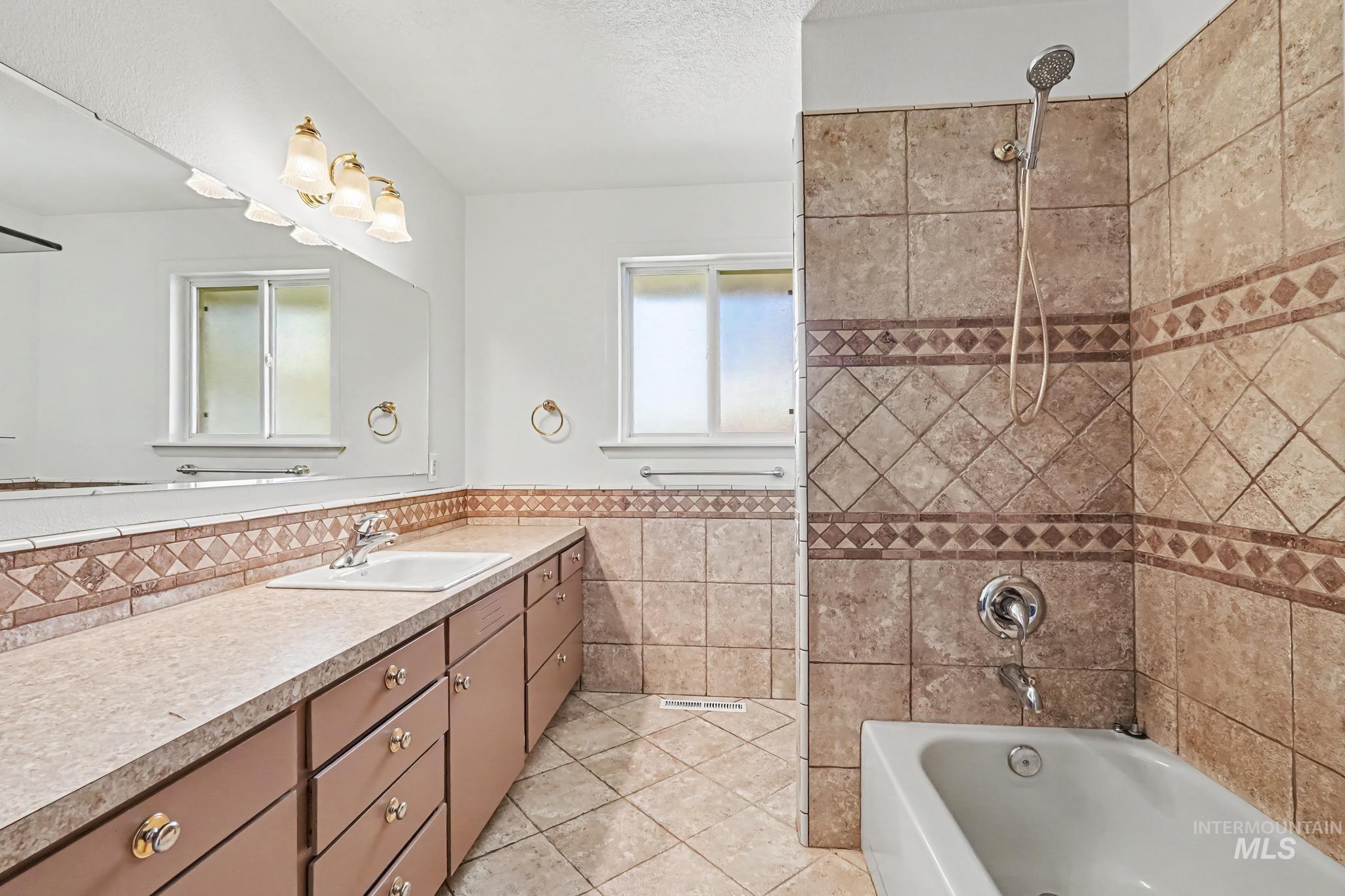 306 Palo Alto Drive, Caldwell, Idaho 83605, 3 Bedrooms, 1.5 Bathrooms, Residential For Sale, Price $344,900,MLS 98999805