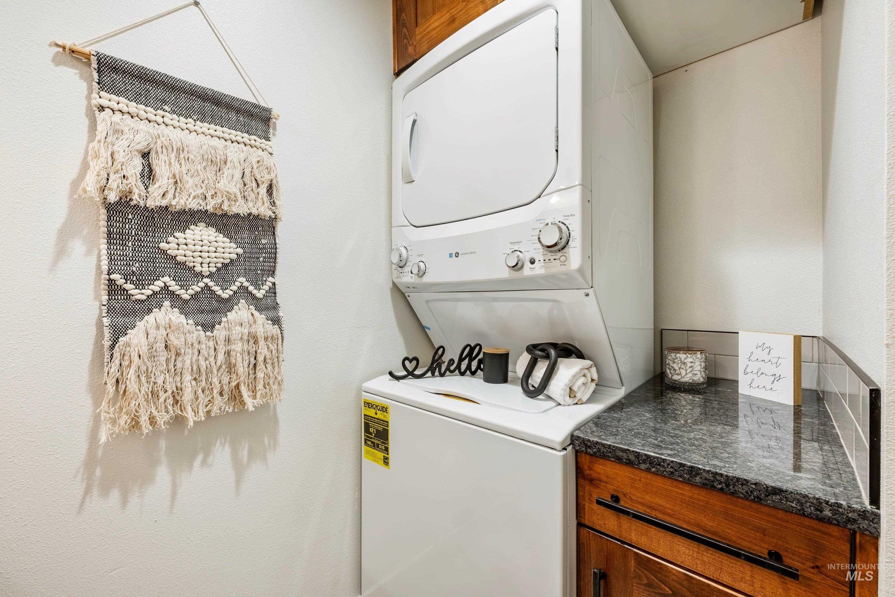 277 N Eagle Glen Ln, Eagle, Idaho 83616, 2 Bedrooms, 1.5 Bathrooms, Residential For Sale, Price $324,990,MLS 98999809