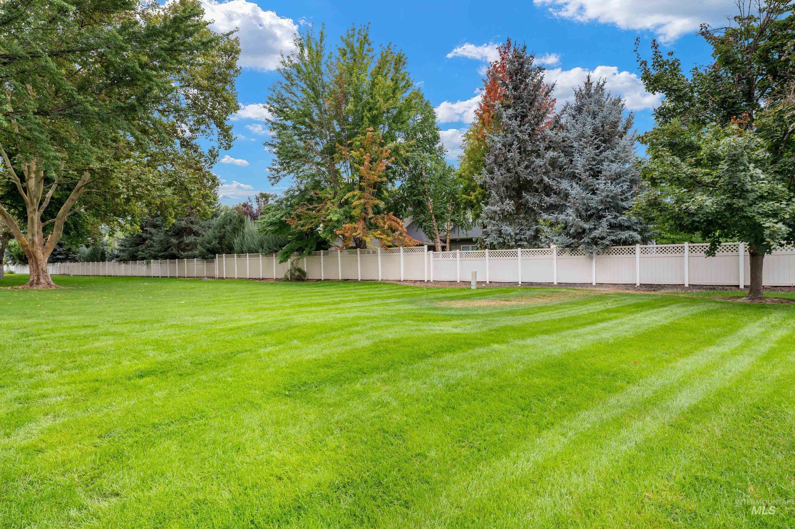 277 N Eagle Glen Ln, Eagle, Idaho 83616, 2 Bedrooms, 1.5 Bathrooms, Residential For Sale, Price $324,990,MLS 98999809