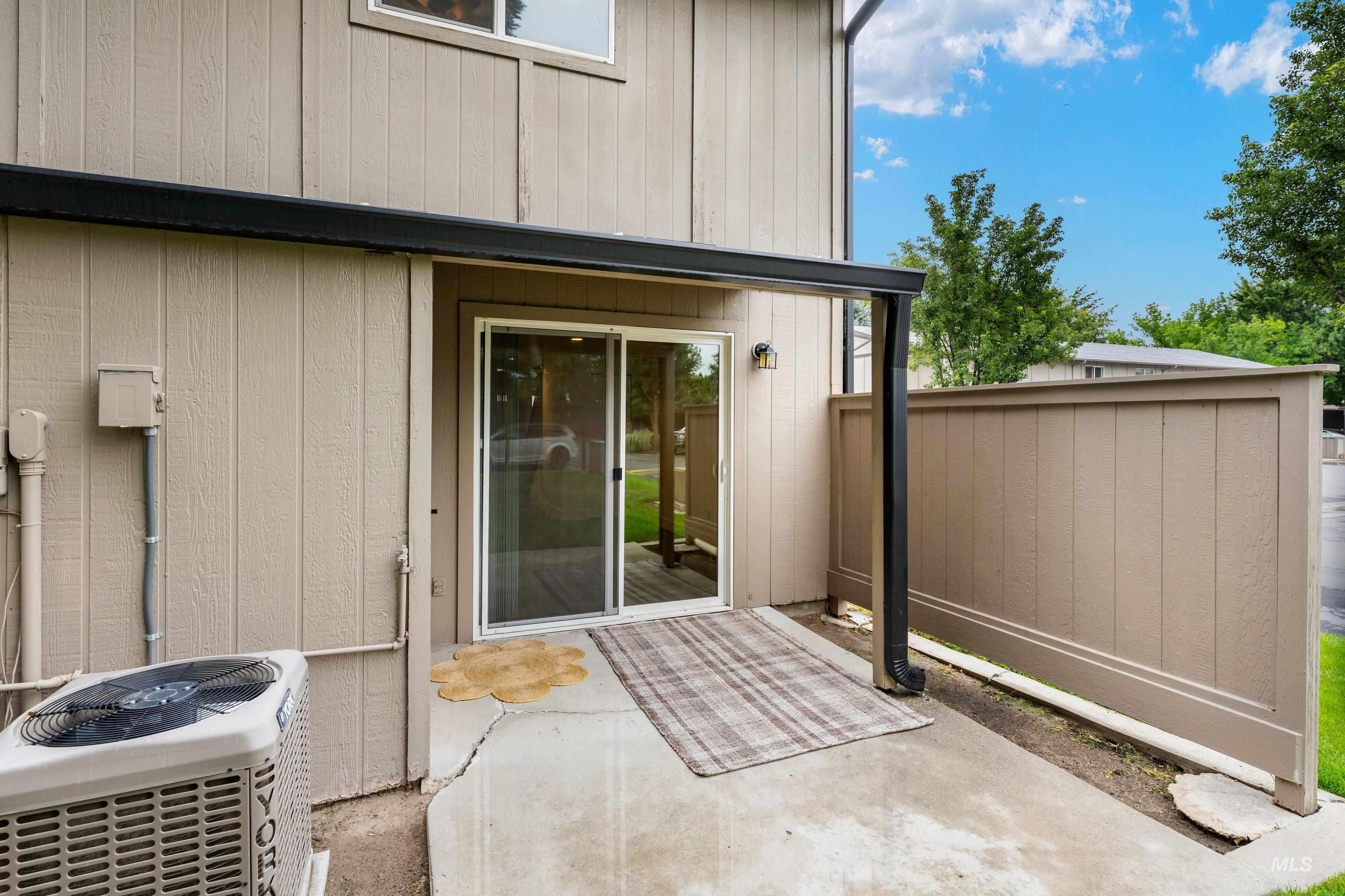 277 N Eagle Glen Ln, Eagle, Idaho 83616, 2 Bedrooms, 1.5 Bathrooms, Residential For Sale, Price $324,990,MLS 98999809