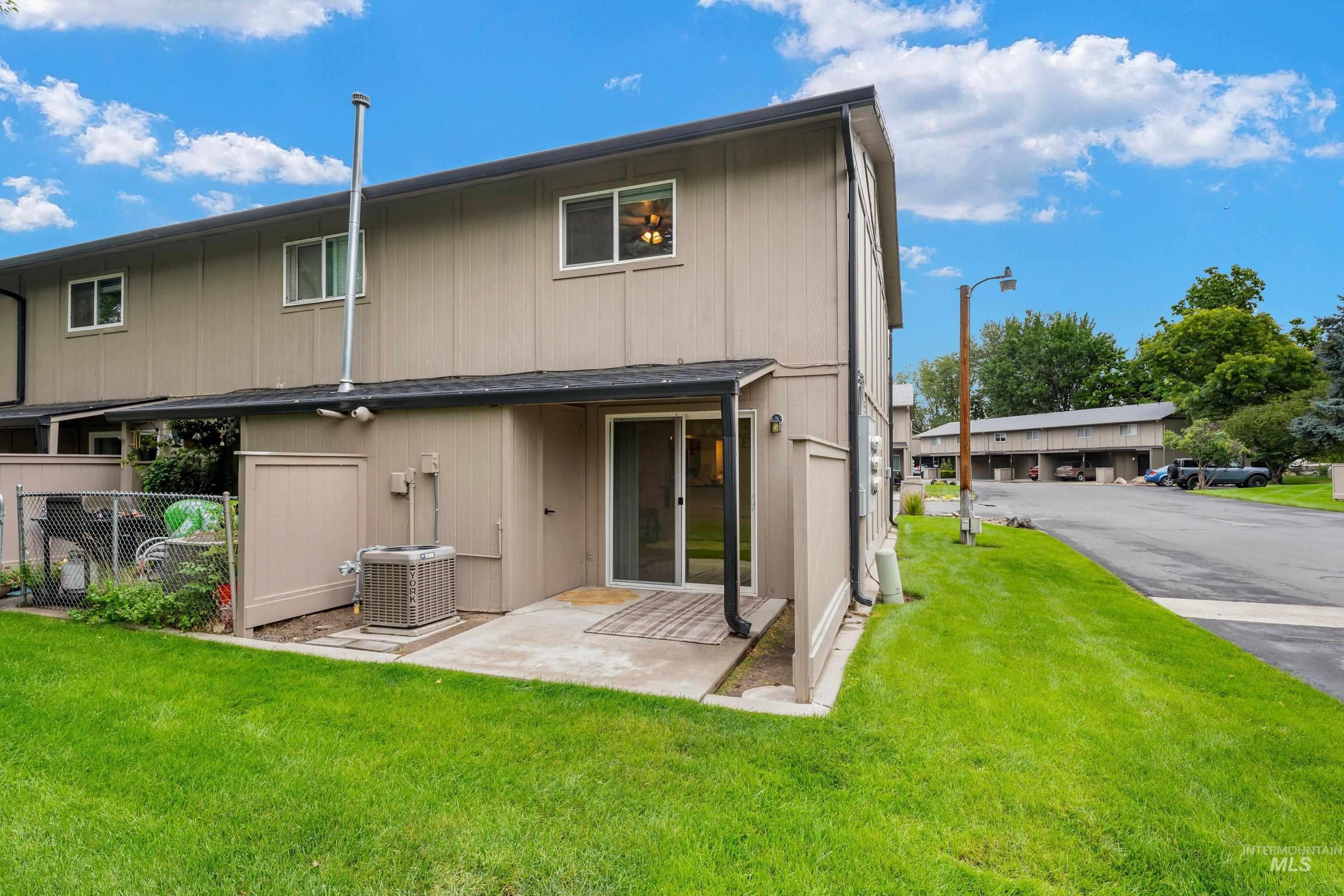 277 N Eagle Glen Ln, Eagle, Idaho 83616, 2 Bedrooms, 1.5 Bathrooms, Residential For Sale, Price $324,990,MLS 98999809