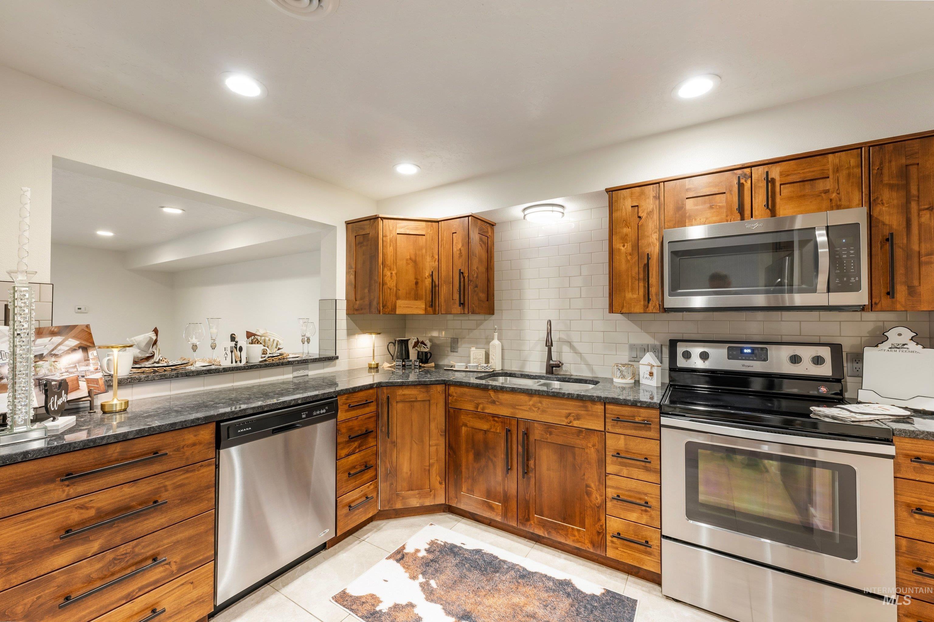 277 N Eagle Glen Ln, Eagle, Idaho 83616, 2 Bedrooms, 1.5 Bathrooms, Residential For Sale, Price $324,990,MLS 98999809