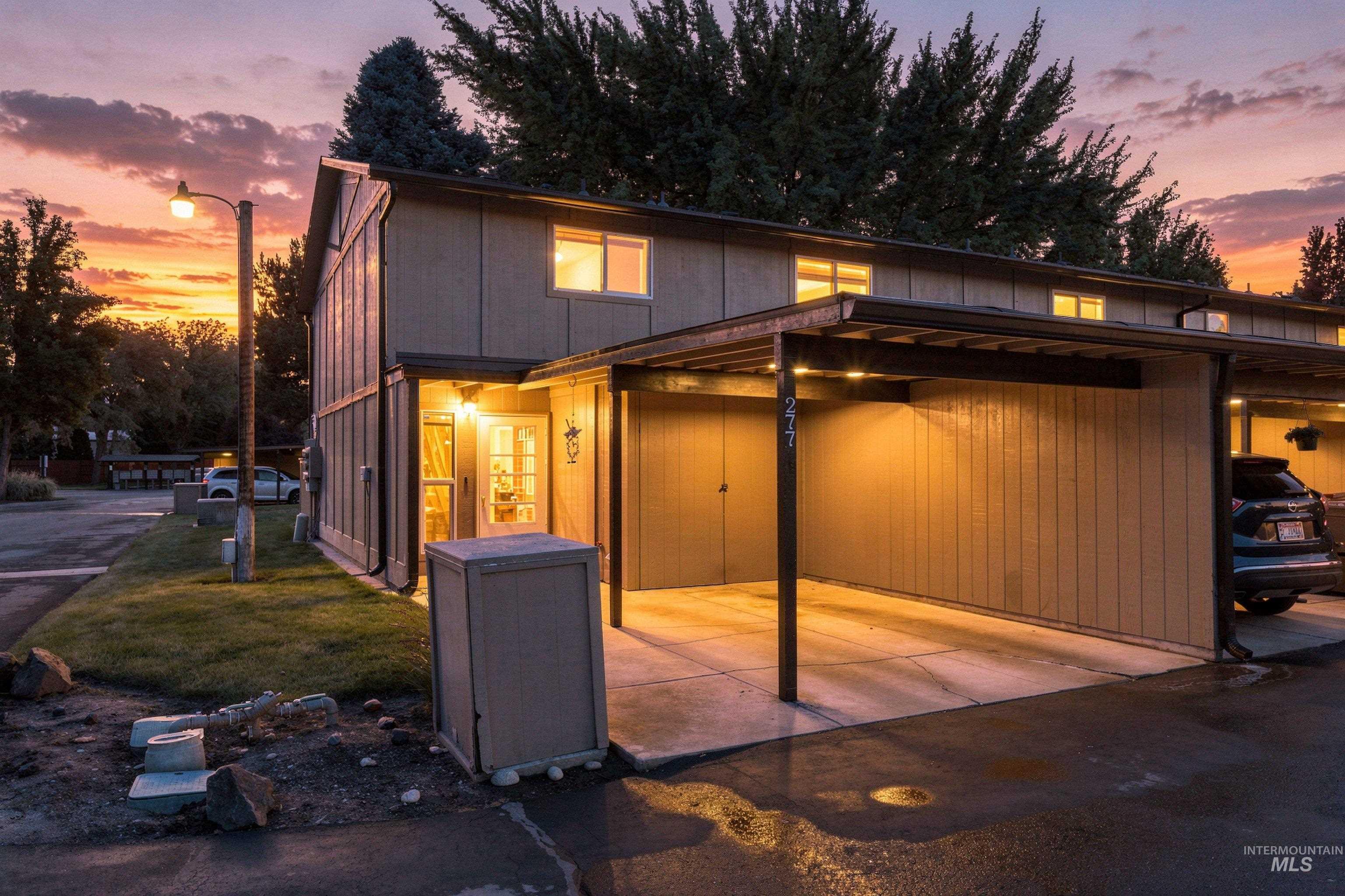 277 N Eagle Glen Ln, Eagle, Idaho 83616, 2 Bedrooms, 1.5 Bathrooms, Residential For Sale, Price $324,990,MLS 98999809
