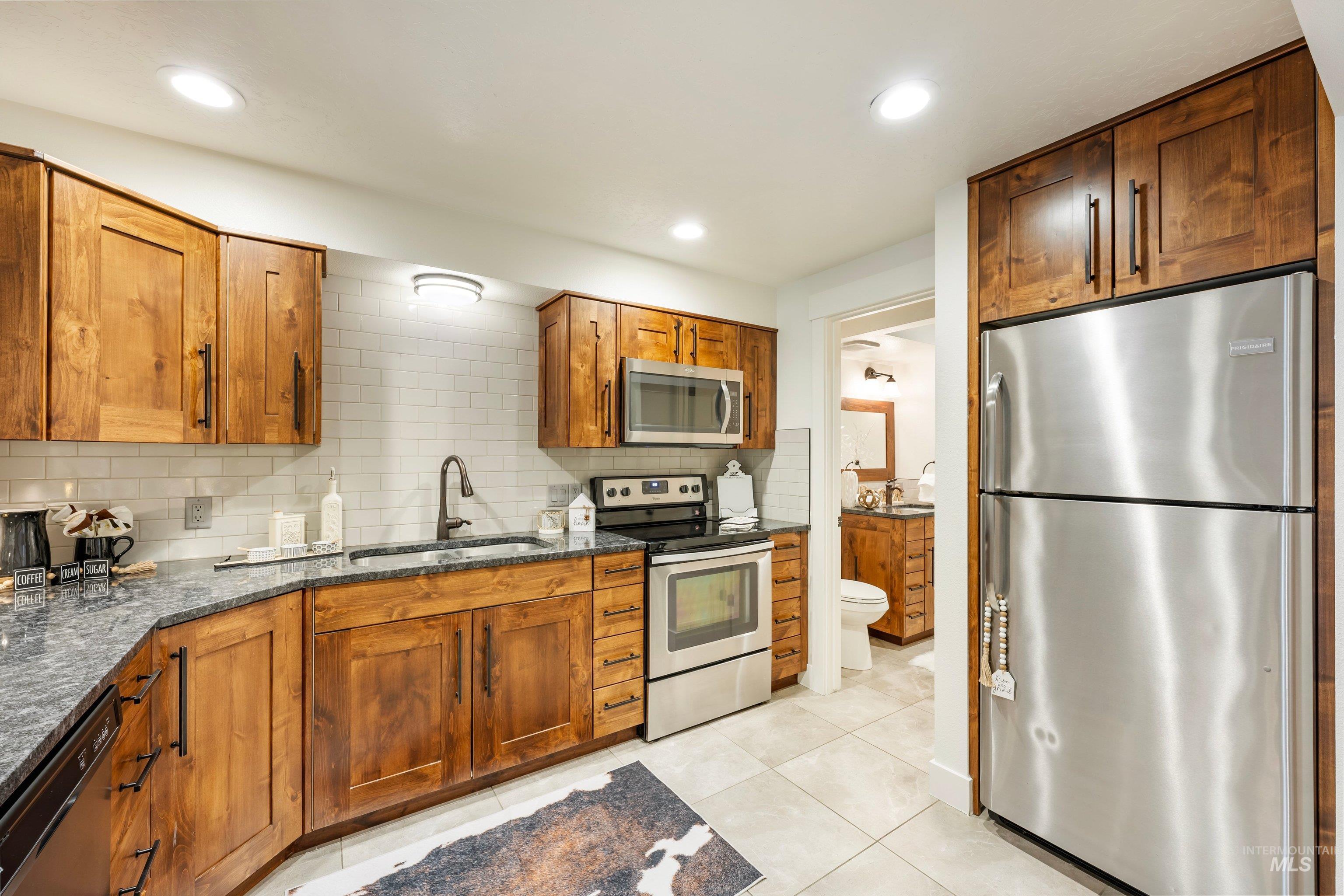 277 N Eagle Glen Ln, Eagle, Idaho 83616, 2 Bedrooms, 1.5 Bathrooms, Residential For Sale, Price $324,990,MLS 98999809