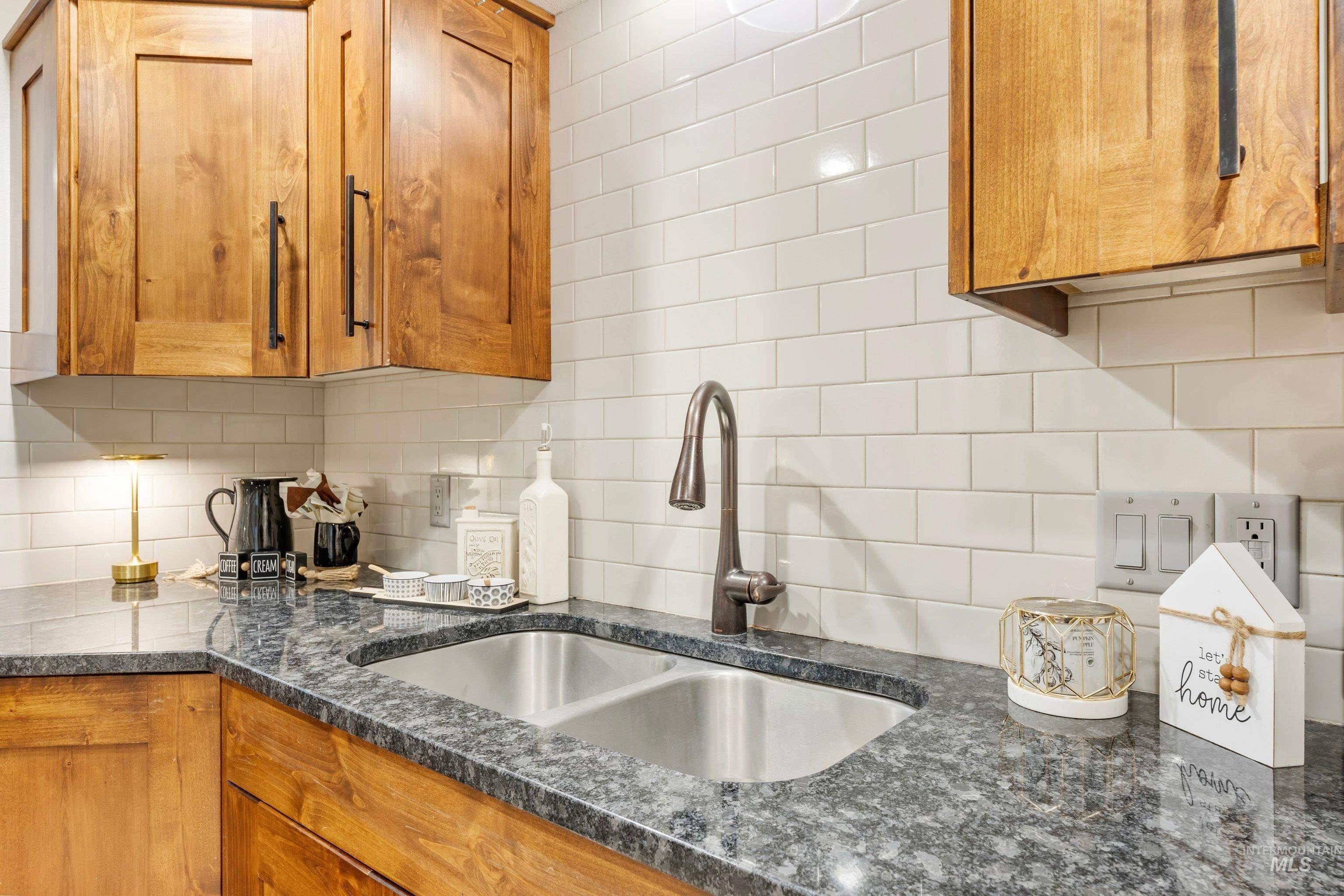 277 N Eagle Glen Ln, Eagle, Idaho 83616, 2 Bedrooms, 1.5 Bathrooms, Residential For Sale, Price $324,990,MLS 98999809
