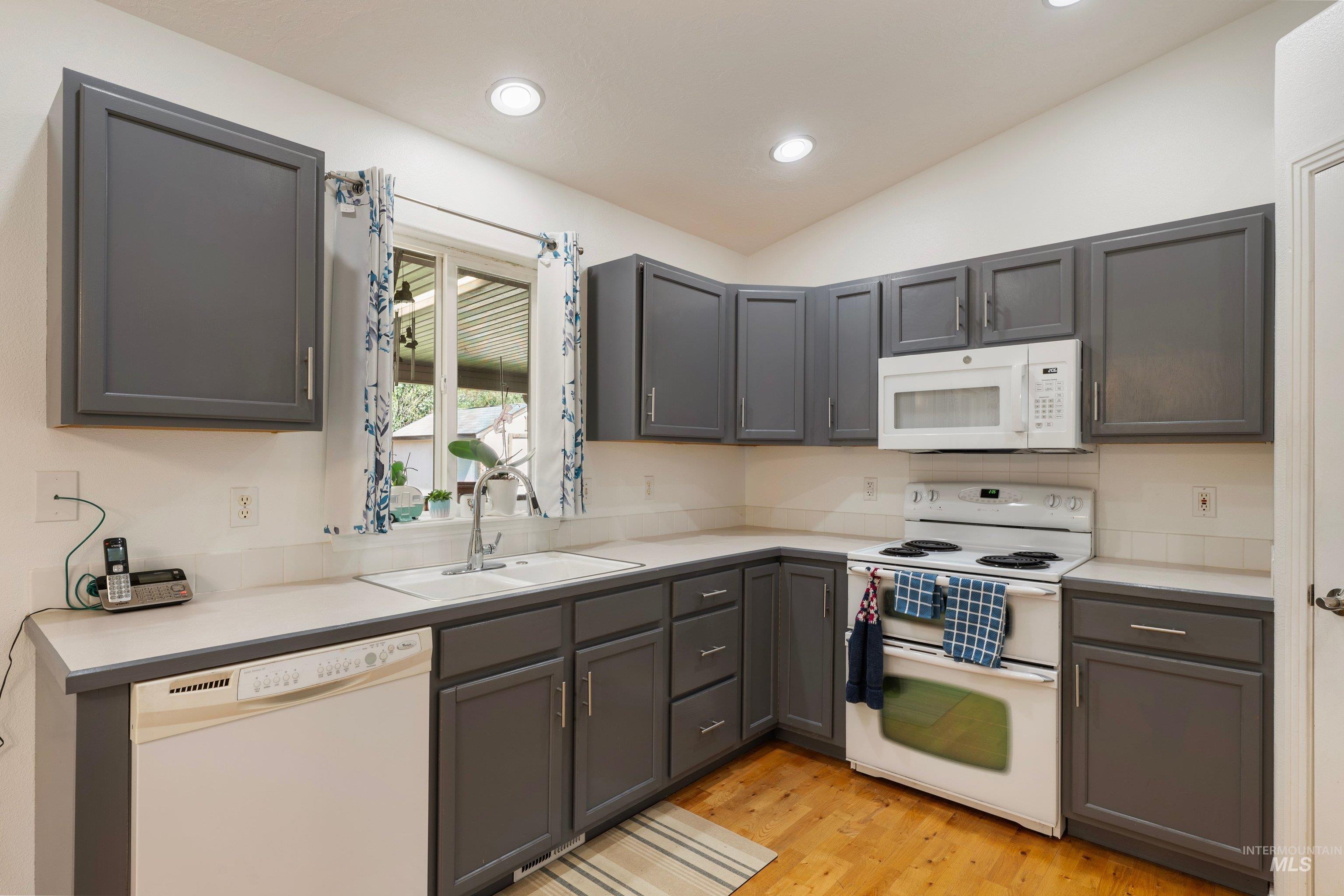 13664 W Meadowdale Dr, Boise, Idaho 83713, 3 Bedrooms, 2 Bathrooms, Residential For Sale, Price $434,900, 98999824