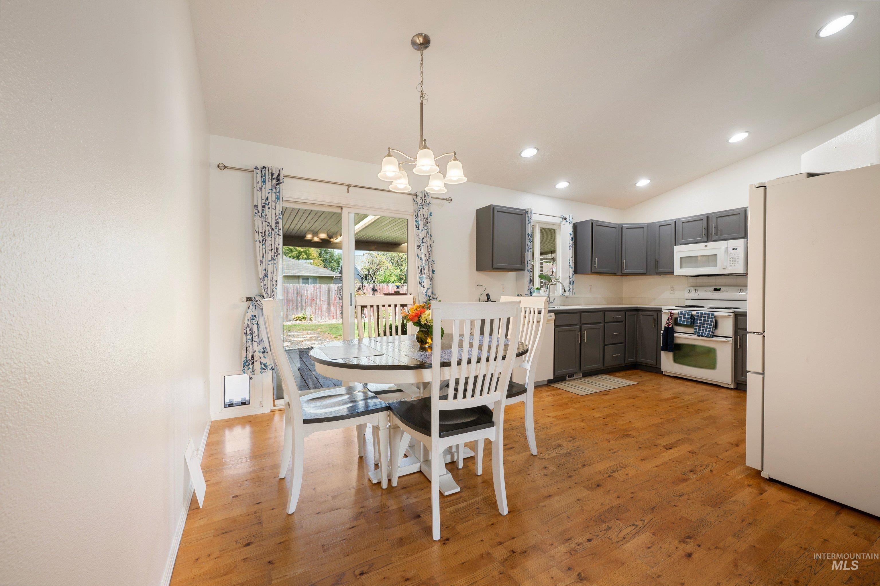 13664 W Meadowdale Dr, Boise, Idaho 83713, 3 Bedrooms, 2 Bathrooms, Residential For Sale, Price $434,900, 98999824