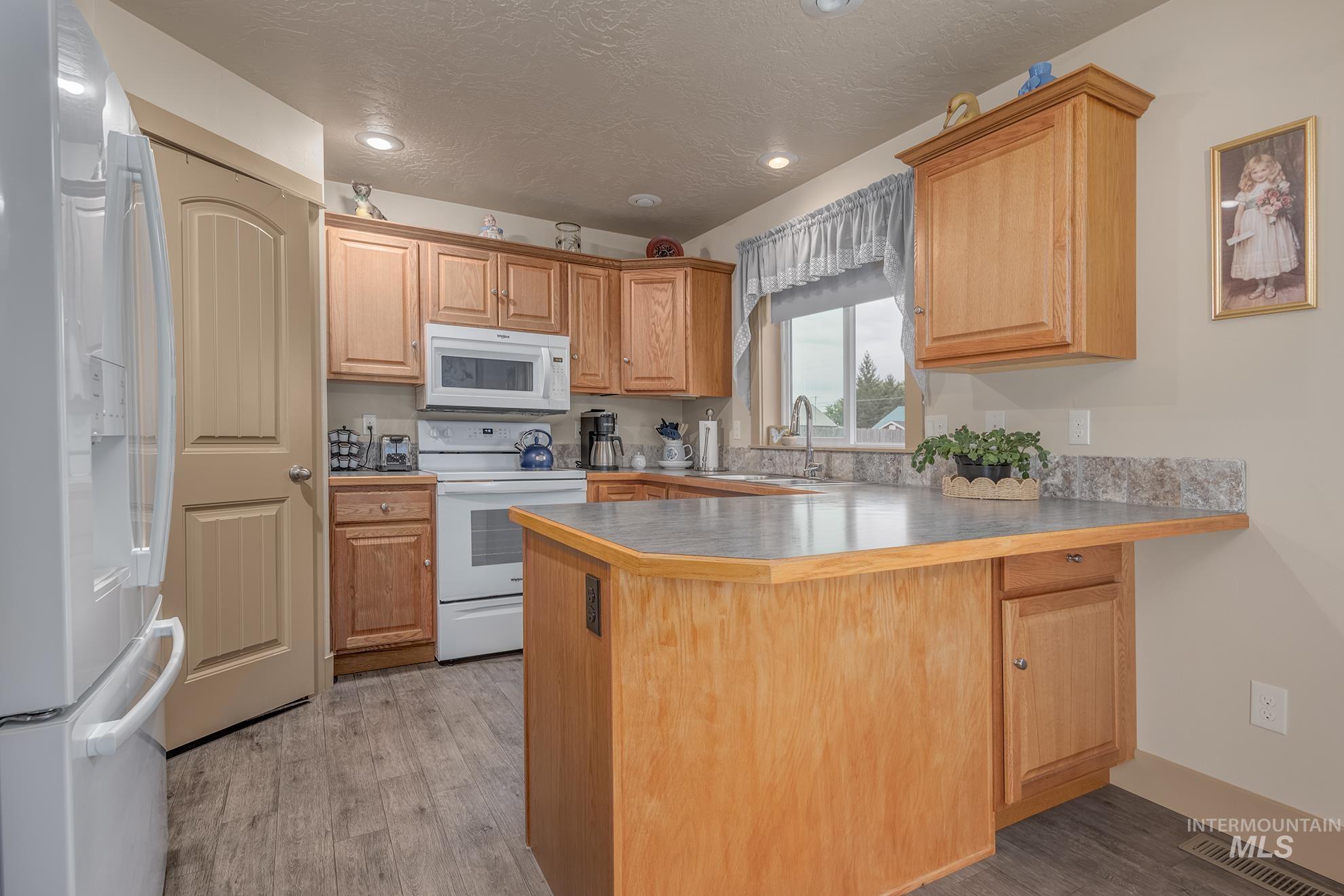 1037 W Butterfield, Weiser, Idaho 83672, 3 Bedrooms, 2 Bathrooms, Residential For Sale, Price $338,000, 98999843
