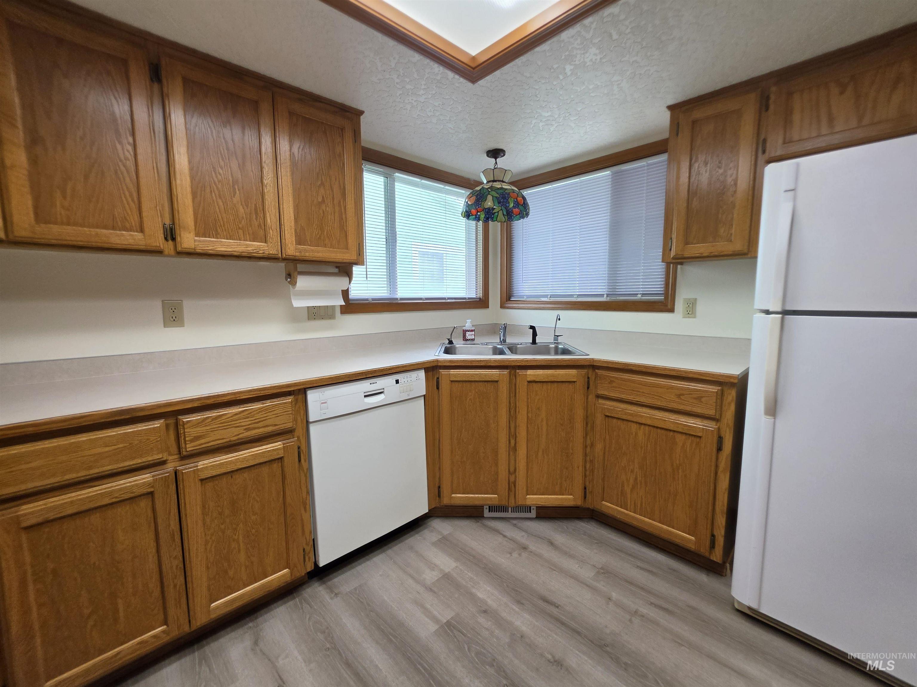 206 S Valley Dr., Nampa, Idaho 83686, 2 Bedrooms, 2 Bathrooms, Residential For Sale, Price $349,900,MLS 98999857