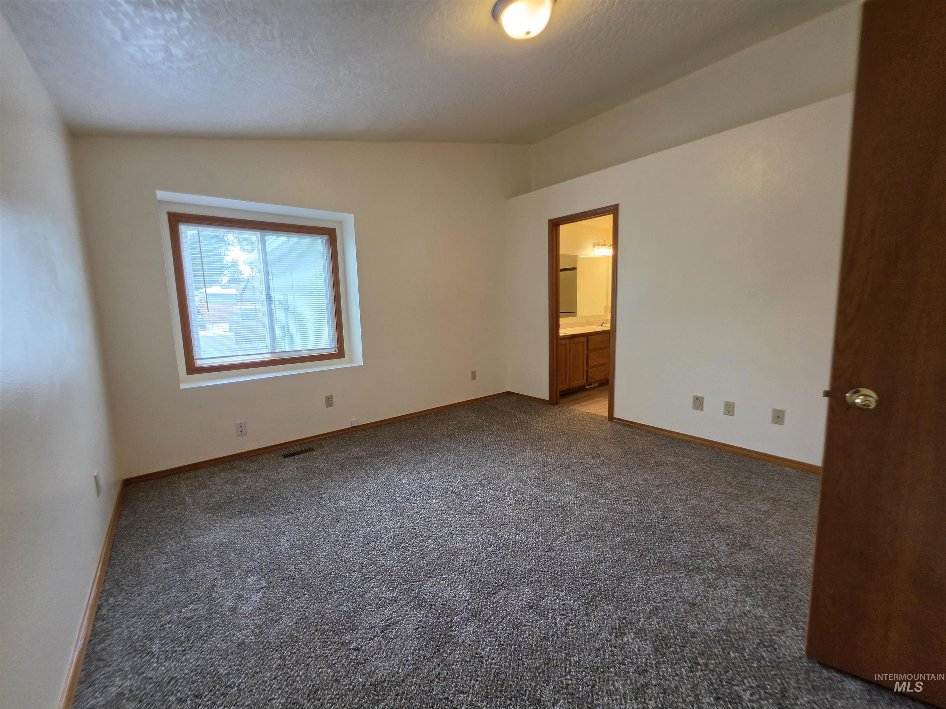 206 S Valley Dr., Nampa, Idaho 83686, 2 Bedrooms, 2 Bathrooms, Residential For Sale, Price $349,900,MLS 98999857
