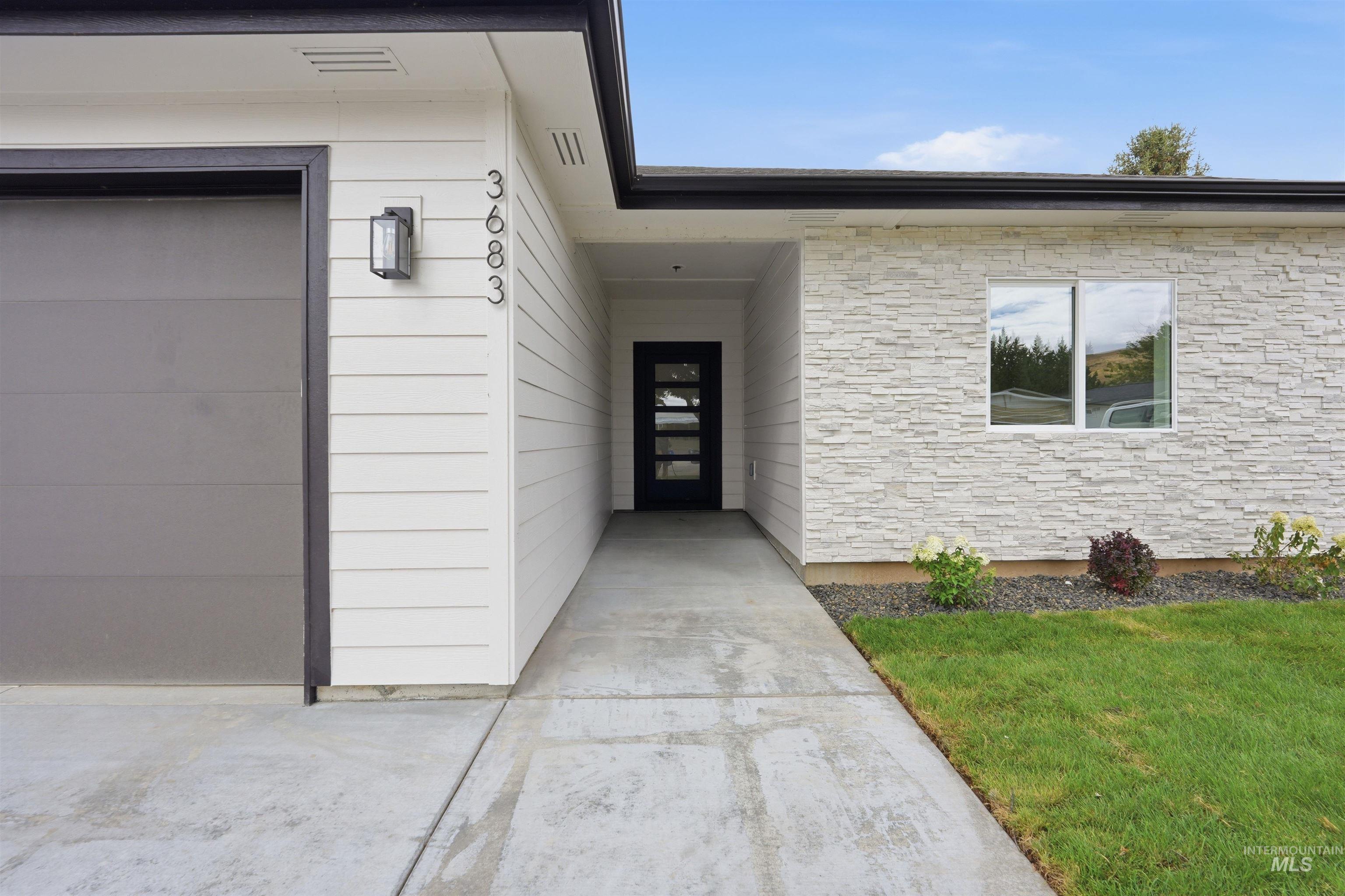 3683 S Kingsland Way, Boise, Idaho 83716, 3 Bedrooms, 2 Bathrooms, Residential For Sale, Price $614,400,MLS 98999863
