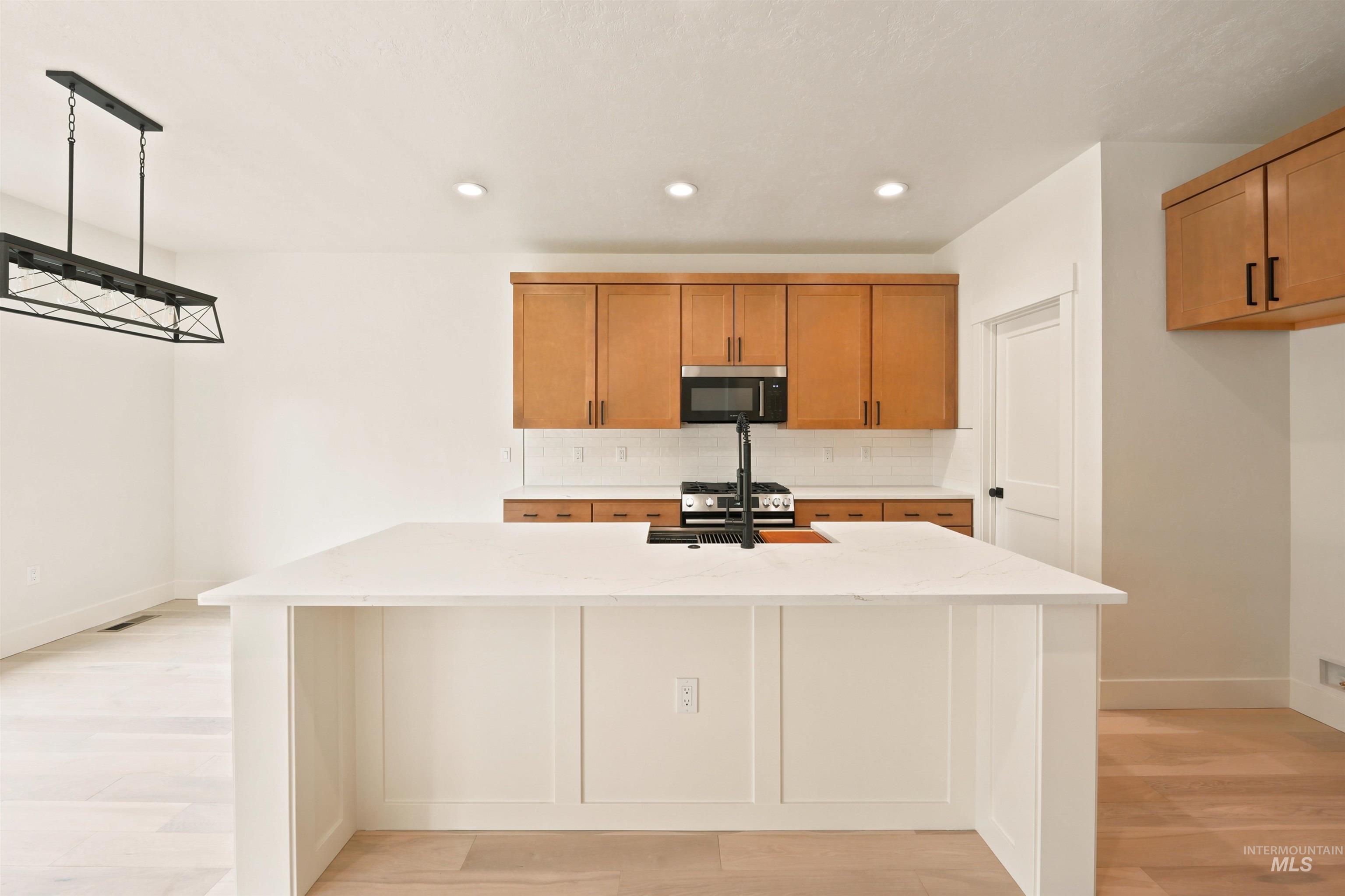 3683 S Kingsland Way, Boise, Idaho 83716, 3 Bedrooms, 2 Bathrooms, Residential For Sale, Price $614,400,MLS 98999863