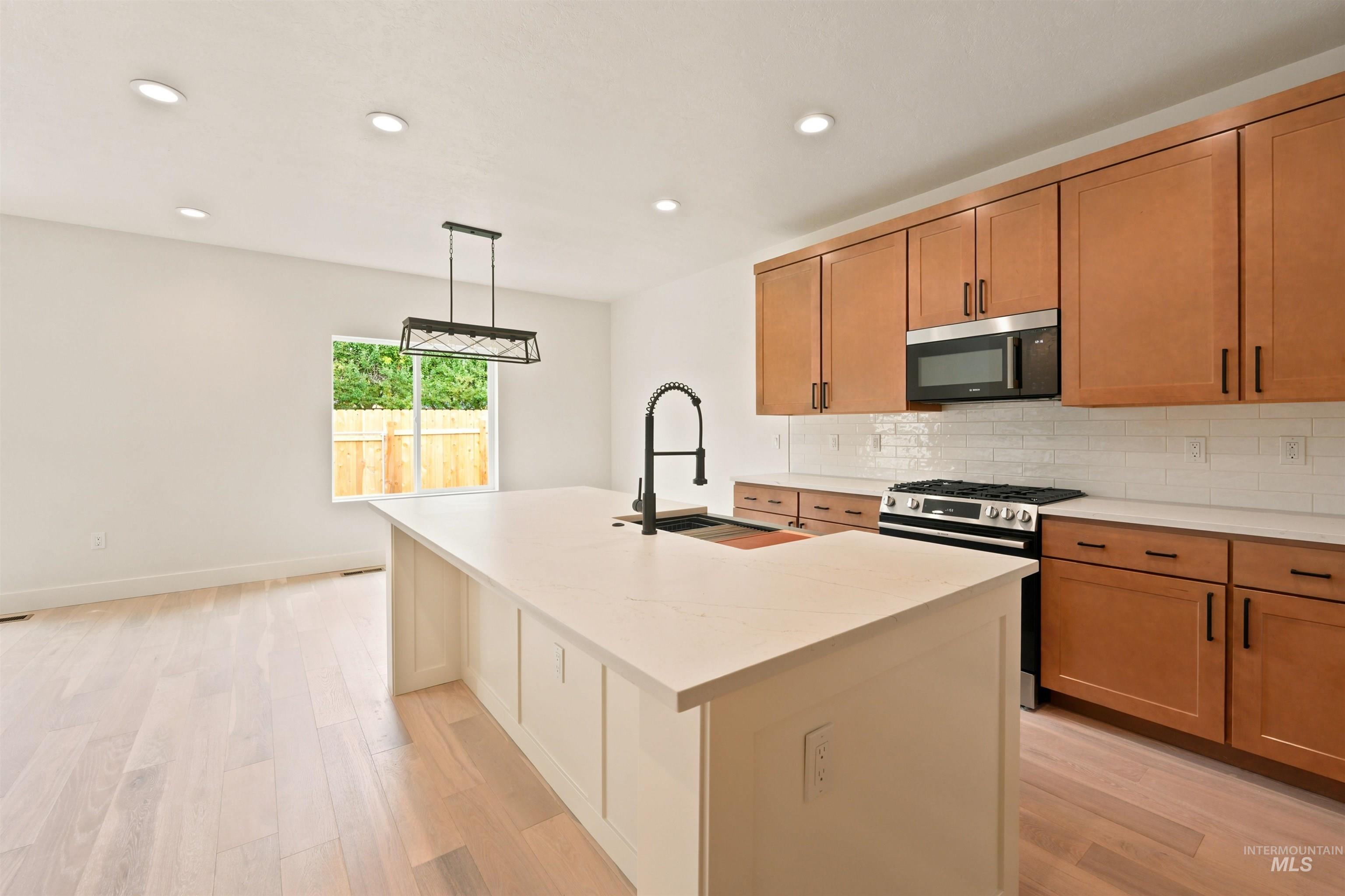 3683 S Kingsland Way, Boise, Idaho 83716, 3 Bedrooms, 2 Bathrooms, Residential For Sale, Price $614,400,MLS 98999863