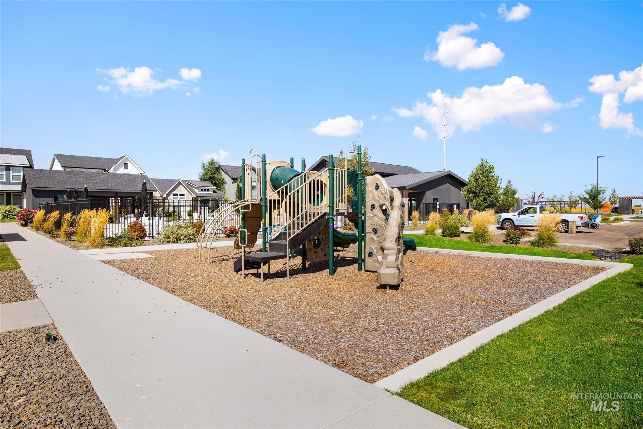 6725 W Los Flores Dr, Meridian, Idaho 83646, 3 Bedrooms, 2 Bathrooms, Residential For Sale, Price $509,000,MLS 98999865