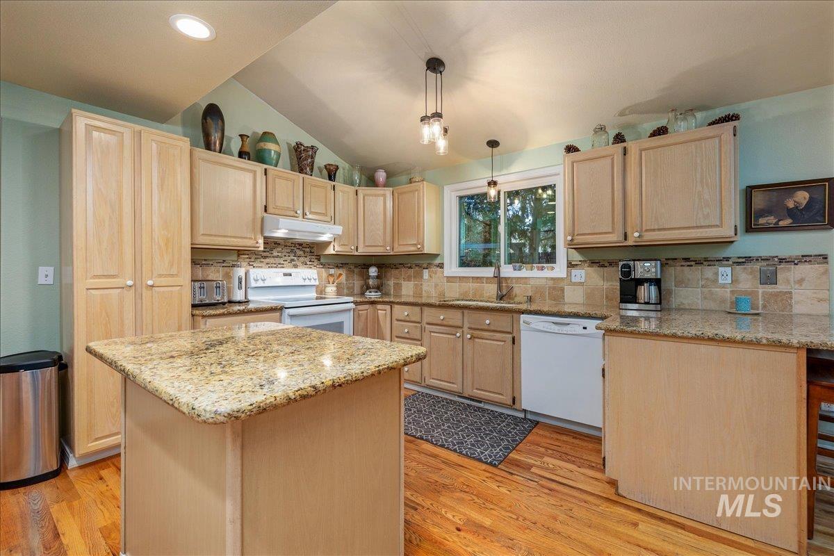 2887 S Snowflake Dr, Boise, Idaho 83706, 4 Bedrooms, 2.5 Bathrooms, Residential For Sale, Price $800,000,MLS 98999886