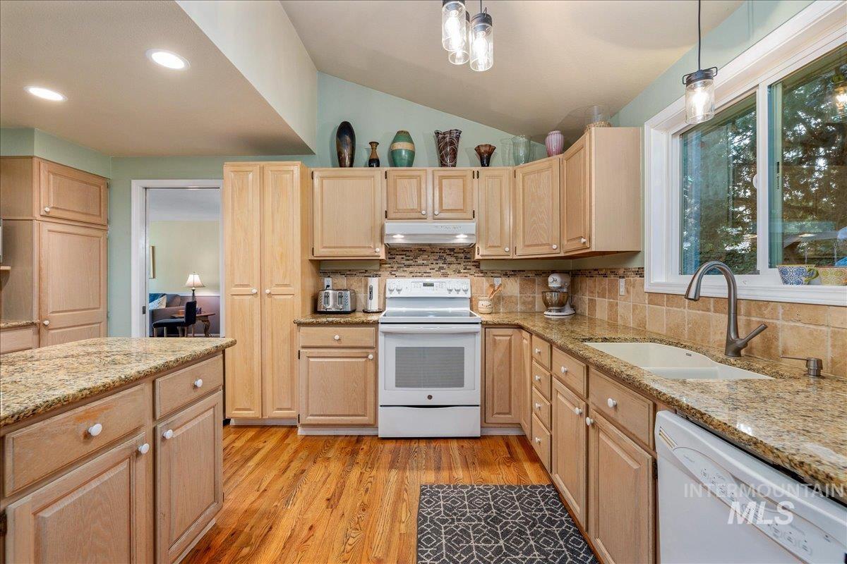 2887 S Snowflake Dr, Boise, Idaho 83706, 4 Bedrooms, 2.5 Bathrooms, Residential For Sale, Price $800,000,MLS 98999886
