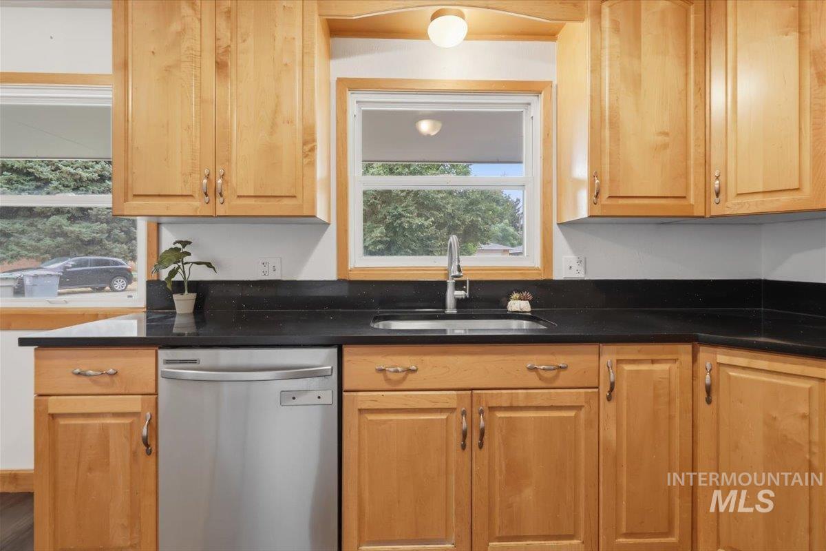 6010 W Poplar Drive, Boise, Idaho 83704, 4 Bedrooms, 3 Bathrooms, Residential For Sale, Price $620,000,MLS 98999887