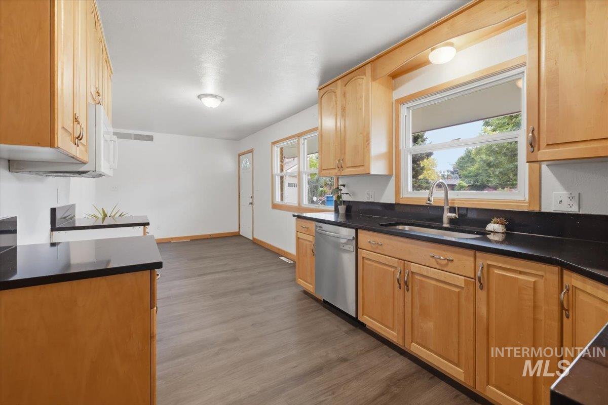 6010 W Poplar Drive, Boise, Idaho 83704, 4 Bedrooms, 3 Bathrooms, Residential For Sale, Price $620,000,MLS 98999887